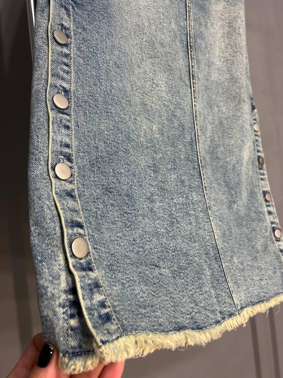 Юбка женская джинсовая Liana 381 ниже колена резинка на талии разрезы по бокам на пуговицах р. 33 Голубой (3578) - фото 6 Юбка женская джинсовая Liana 381 ниже колена резинка на талии разрезы по бокам на пуговицах р. 33 Голубой (3578) - фото 6