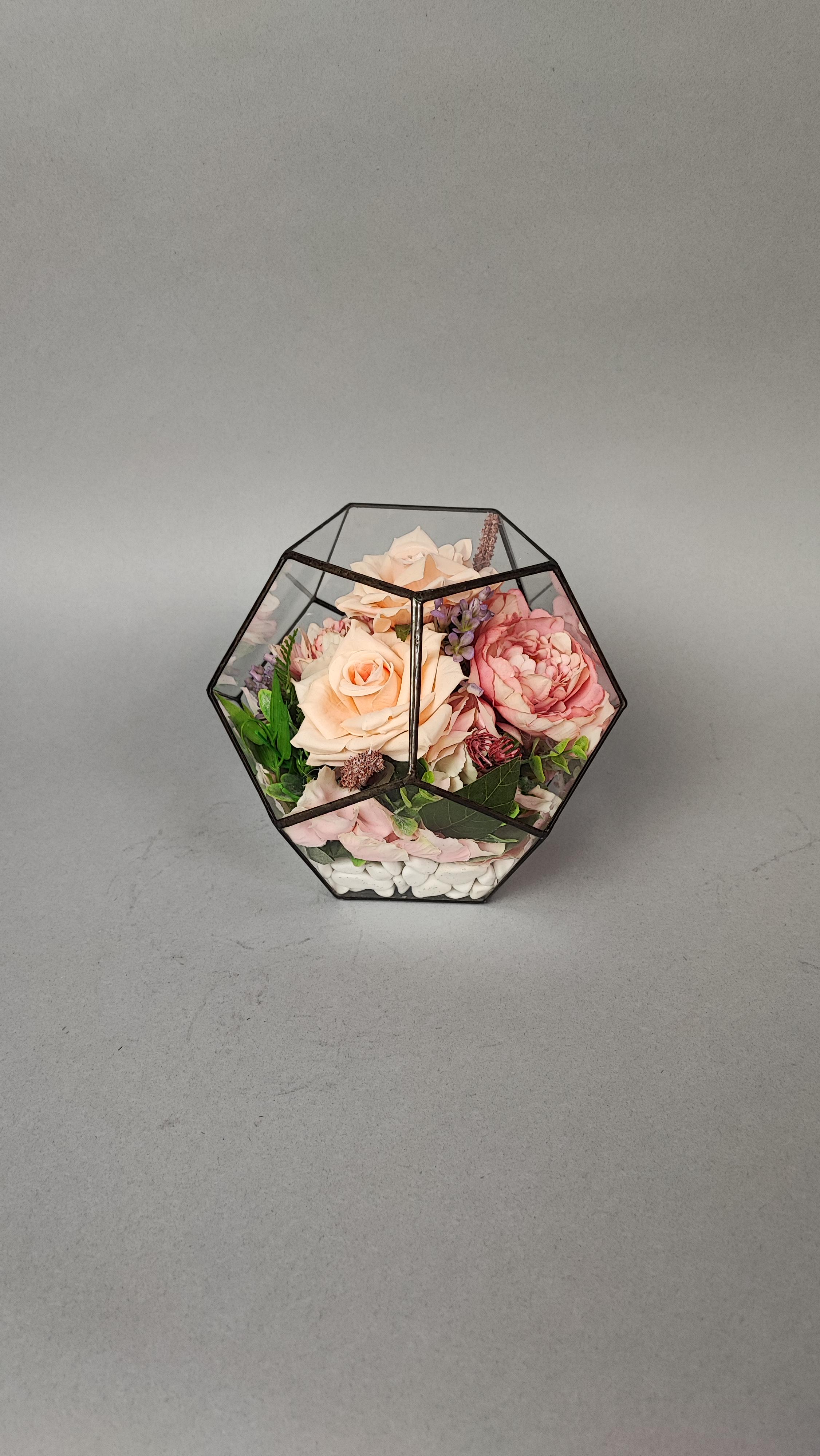 Искусственные цветы скорби траурные ритуальные под стеклом Светлая память мяч 20х20х20 см