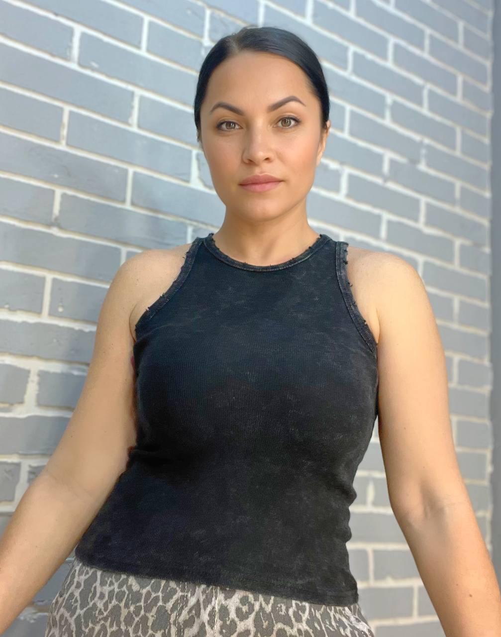 Майка женская YI FANG 501-2733 вареная рубчик порезанные швы OS Черный (2158) - фото 2