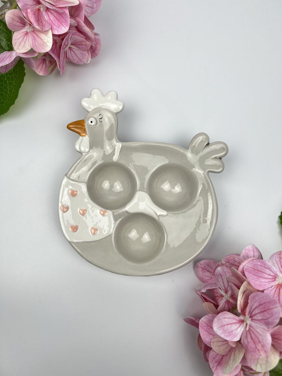 Подставка для яиц BonaDi керамическая Курочка на 3 яйца 16,5 см - фото 3 Подставка для яиц BonaDi керамическая Курочка на 3 яйца 16,5 см - фото 3