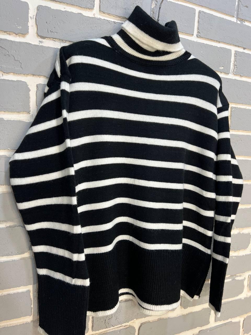 Светр жіночий A-N 263 високе горло смуга розрізи вільний OS Чорний (3147) - фото 3 Светр жіночий A-N 263 високе горло смуга розрізи вільний OS Чорний (3147) - фото 3