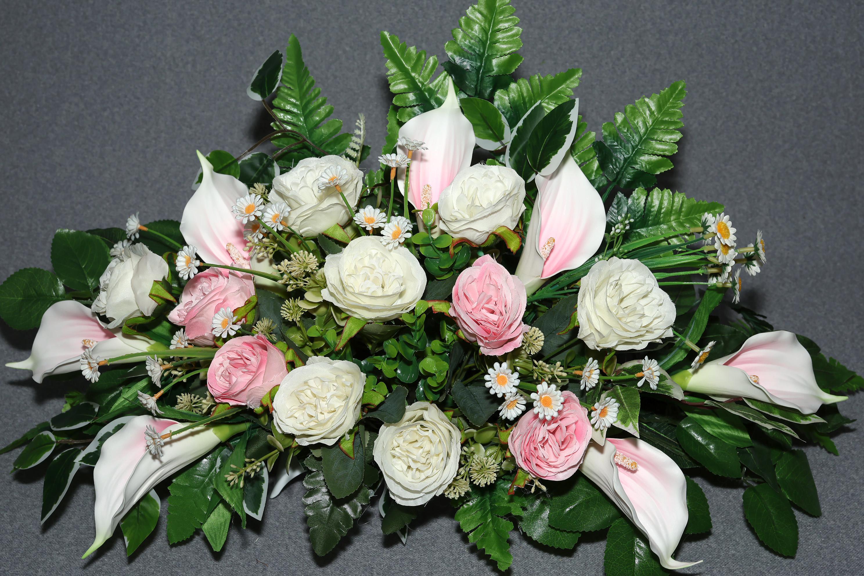 Композиция вечность в белом кашпо с отягощенным основанием 18 роз с калами и зеленью 60х25 см