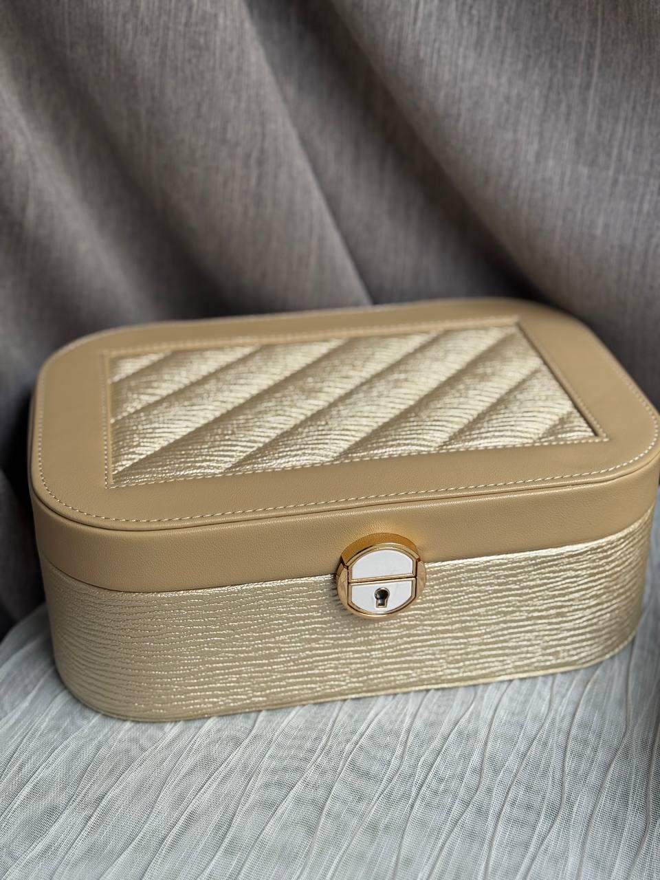 Шкатулка-органайзер для украшений YIWU HP-5-1CR экокожа с замком 26х18х9,5 см Бежевый