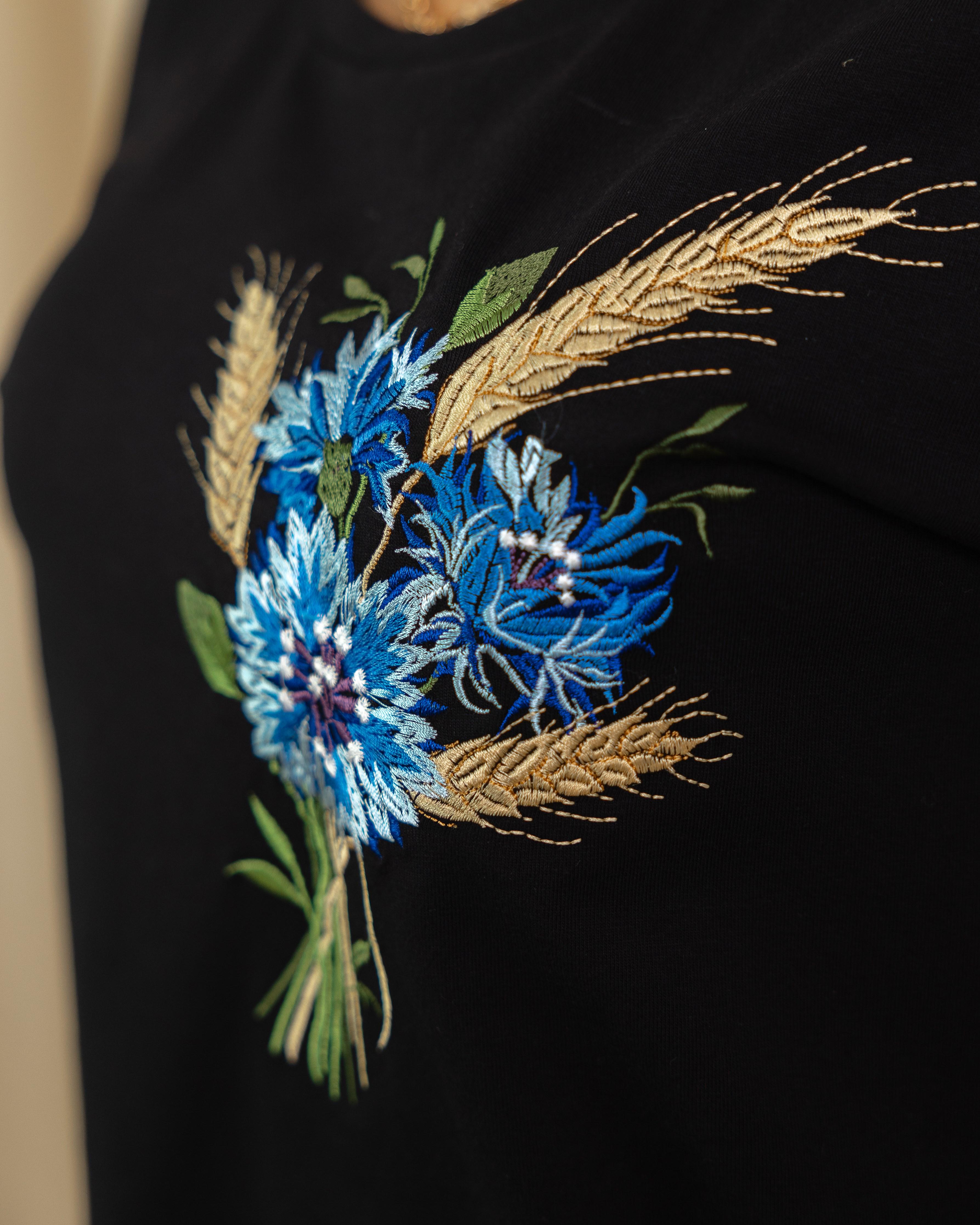 Футболка женская Волошковый букет с вышивкой 2XL Черный (0002211-XXL) - фото 2 Футболка женская Волошковый букет с вышивкой 2XL Черный (0002211-XXL) - фото 2