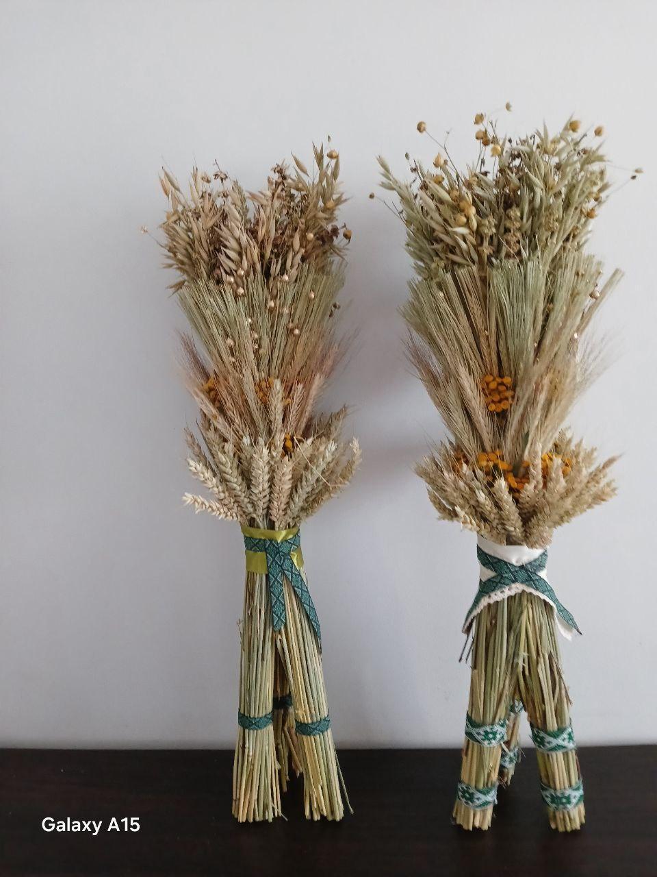 Дідух різдвяний з колосcя пшениці/льону та вівса на трьох ніжках 50-55 см зі стрічкою вишиванкою Зелений (2822853370) - фото 2 Дідух різдвяний з колосcя пшениці/льону та вівса на трьох ніжках 50-55 см зі стрічкою вишиванкою Зелений (2822853370) - фото 2