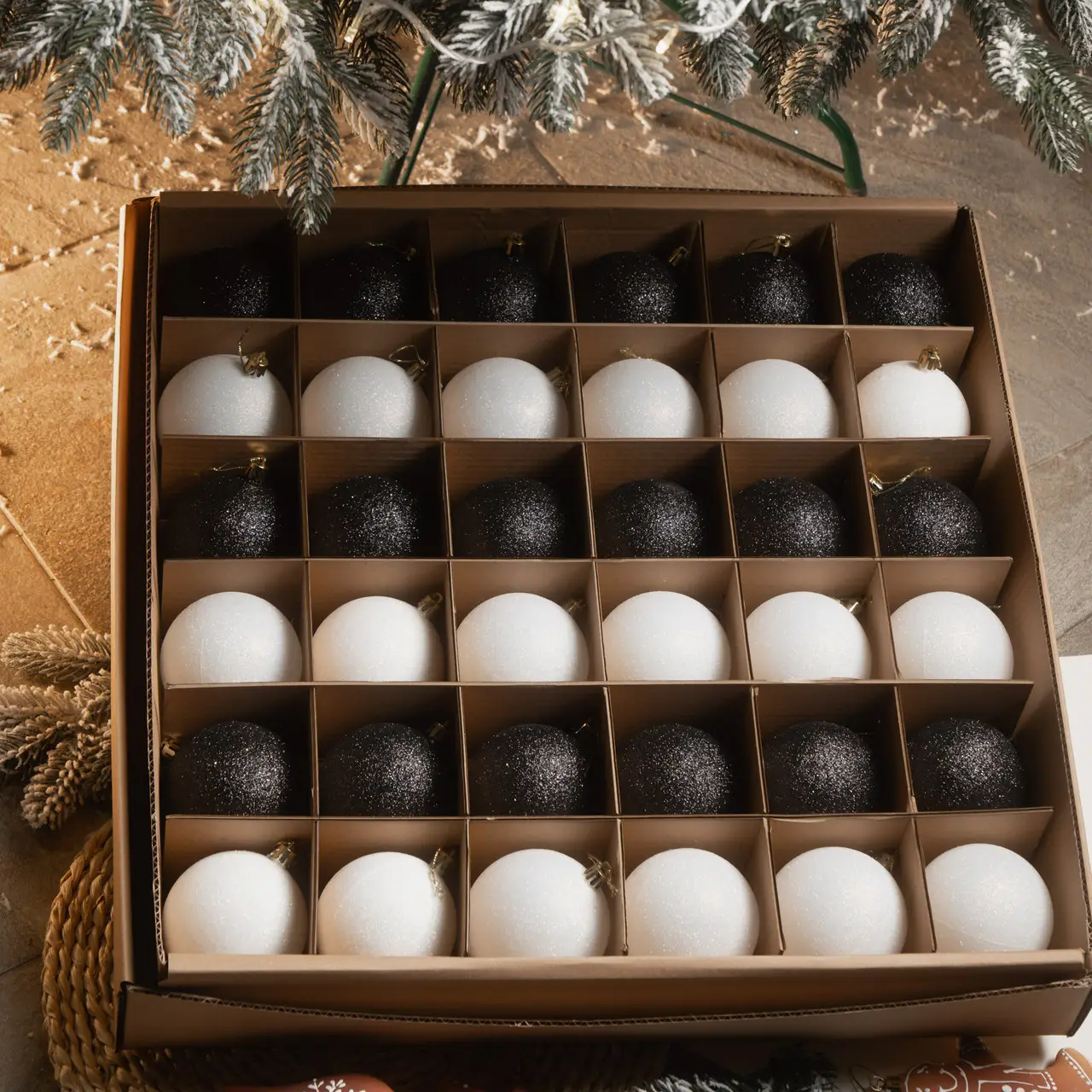 Набір ялинкових кульок Блискучий мікс 36 шт. Біло-чорний (Мікс біл-чорн.) - фото 2