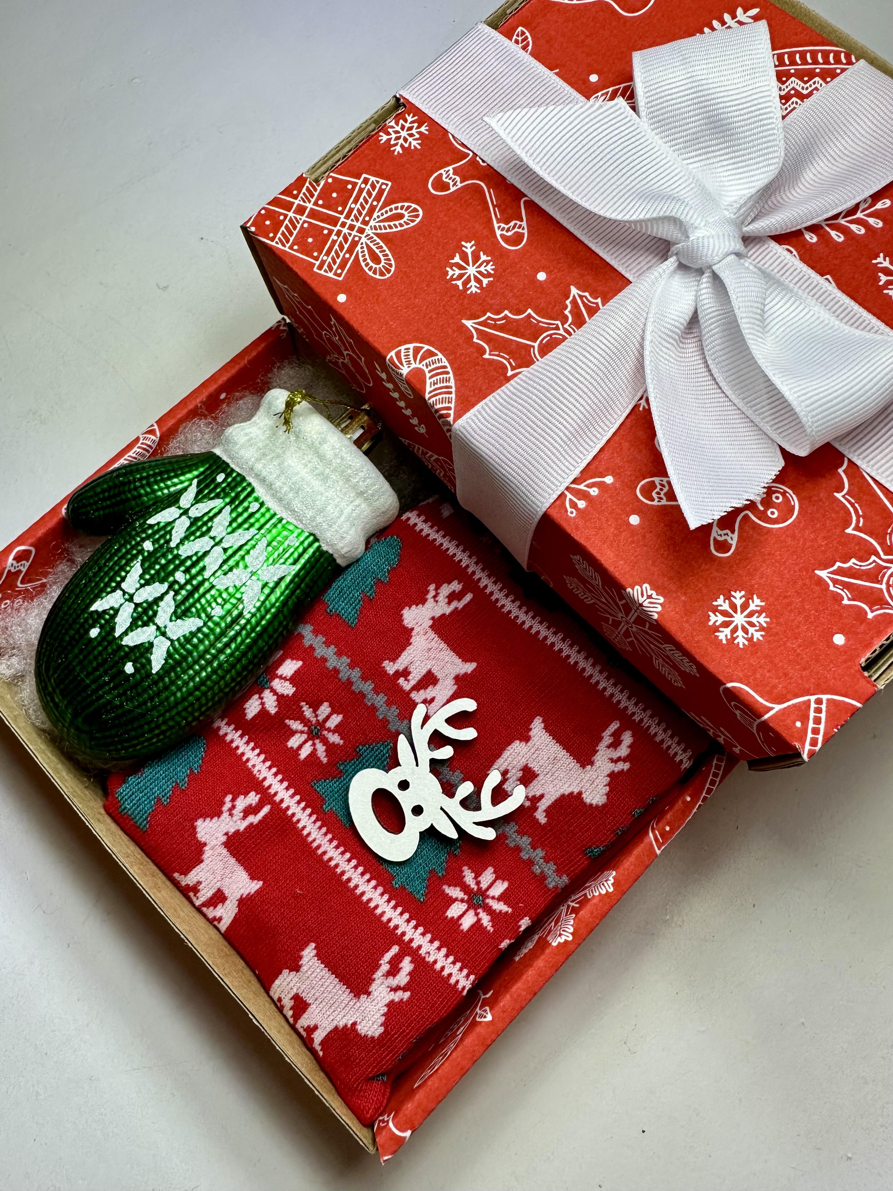 Подарунковий бокс з новорічними шкарпетками і іграшкою (13479892)