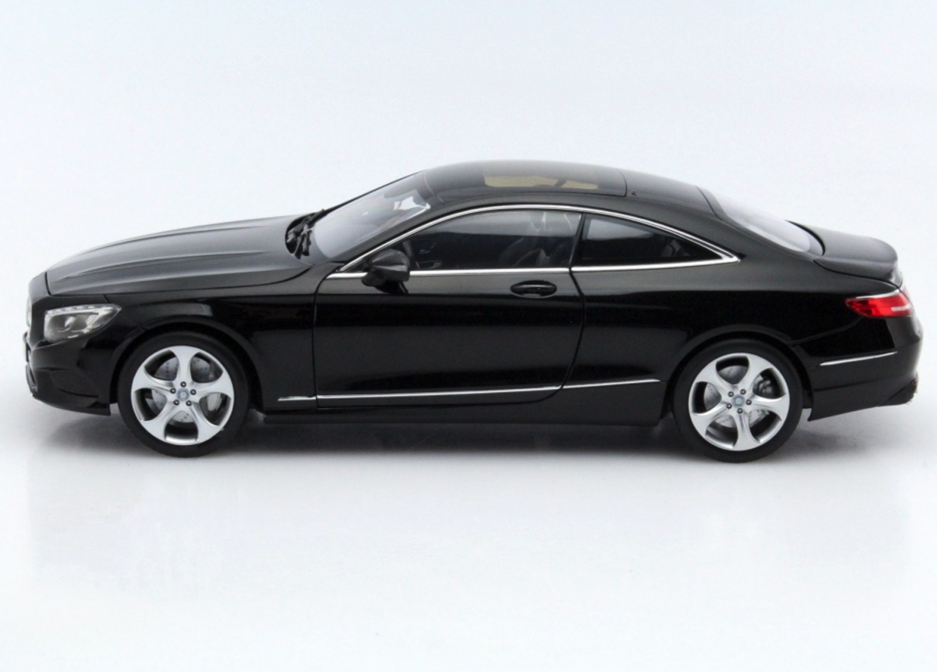 Модель автомобіля Norev 1:18 Mercedes-Benz S-Classe Coupe C217 Black (183482) - фото 2 Модель автомобіля Norev 1:18 Mercedes-Benz S-Classe Coupe C217 Black (183482) - фото 2