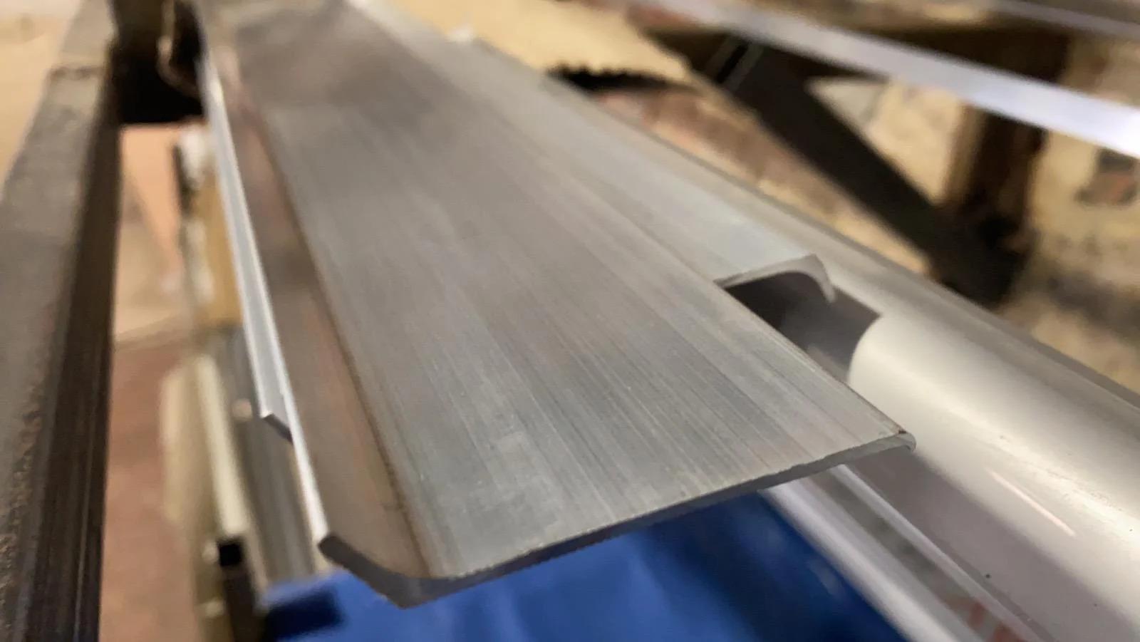 Плінтус накладний ProfiLuxе SVP-40W алюмінієвий 40 мм 2600 мм Білий (24284466) - фото 4 Плінтус накладний ProfiLuxе SVP-40W алюмінієвий 40 мм 2600 мм Білий (24284466) - фото 4