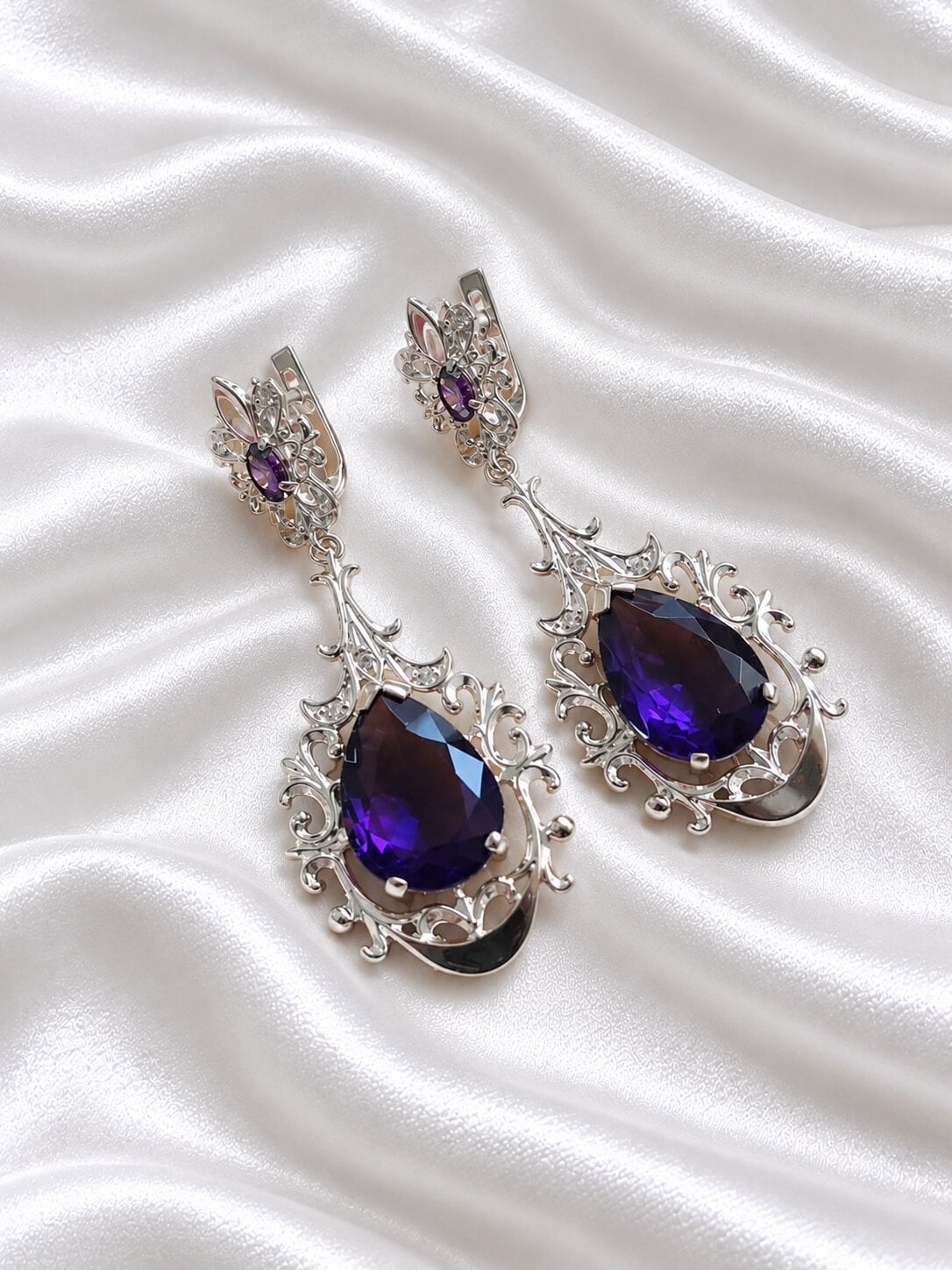Серьги Афина из серебра 925 с золотыми напайками 375 и фиолетовым цирконом.