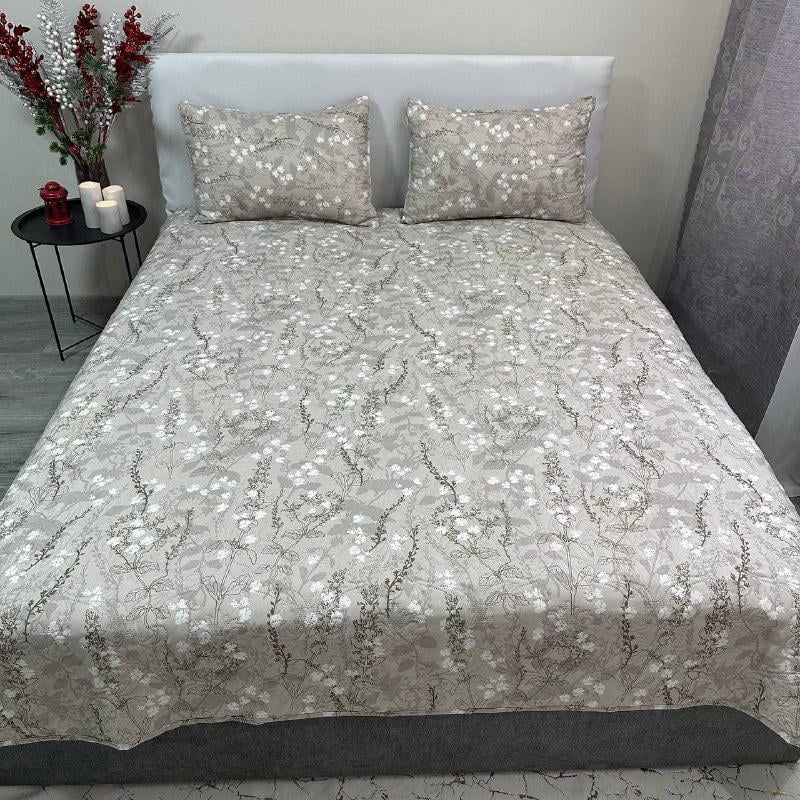 Набор покрывало стеганое с цветочным принтом 200x230 см/2 наволочки 50x70 см Кофейный (28740382)