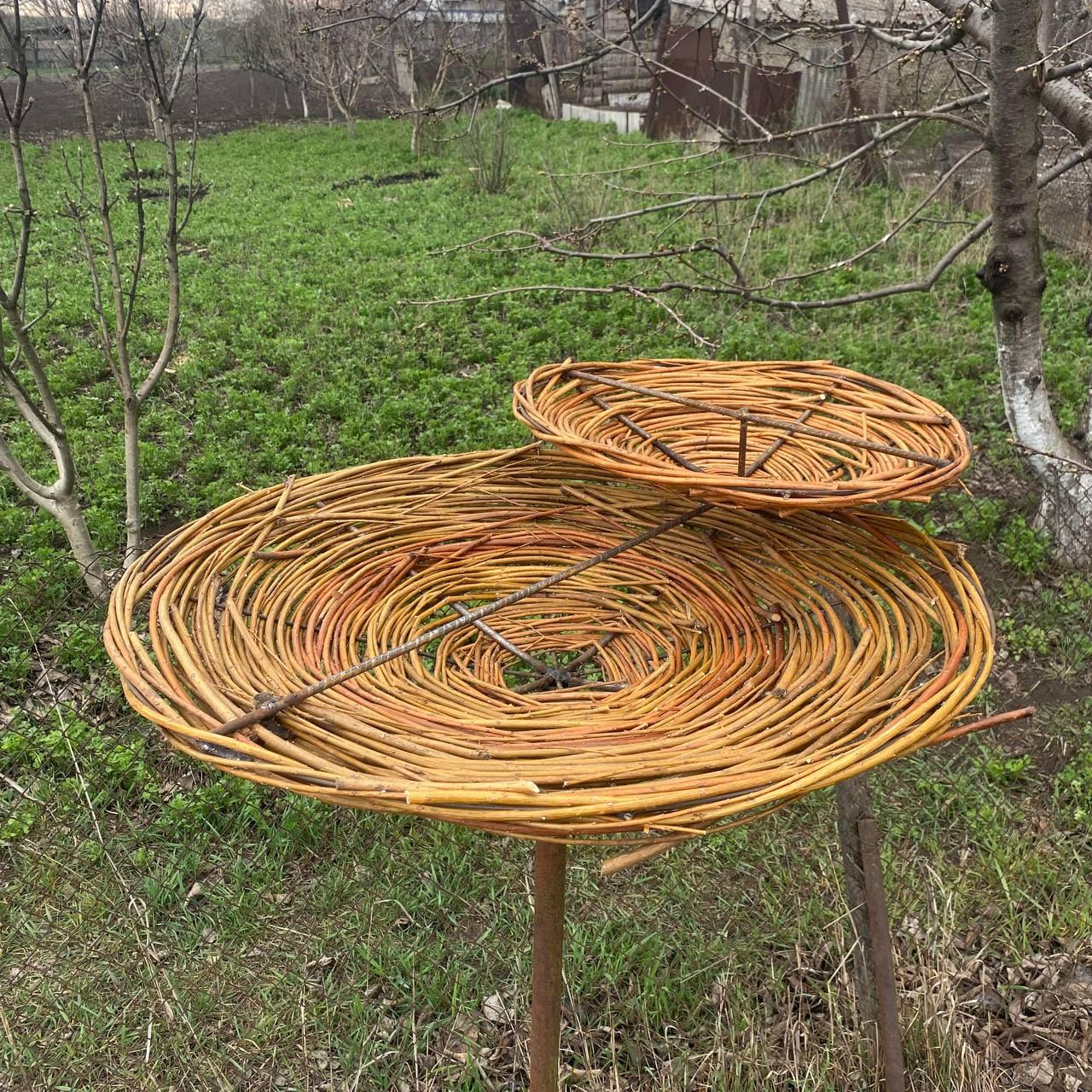 Гніздо для лелек подвійне з лози та металевим каркасом d 50/75 см (27053903) Гніздо для лелек подвійне з лози та металевим каркасом d 50/75 см (27053903)