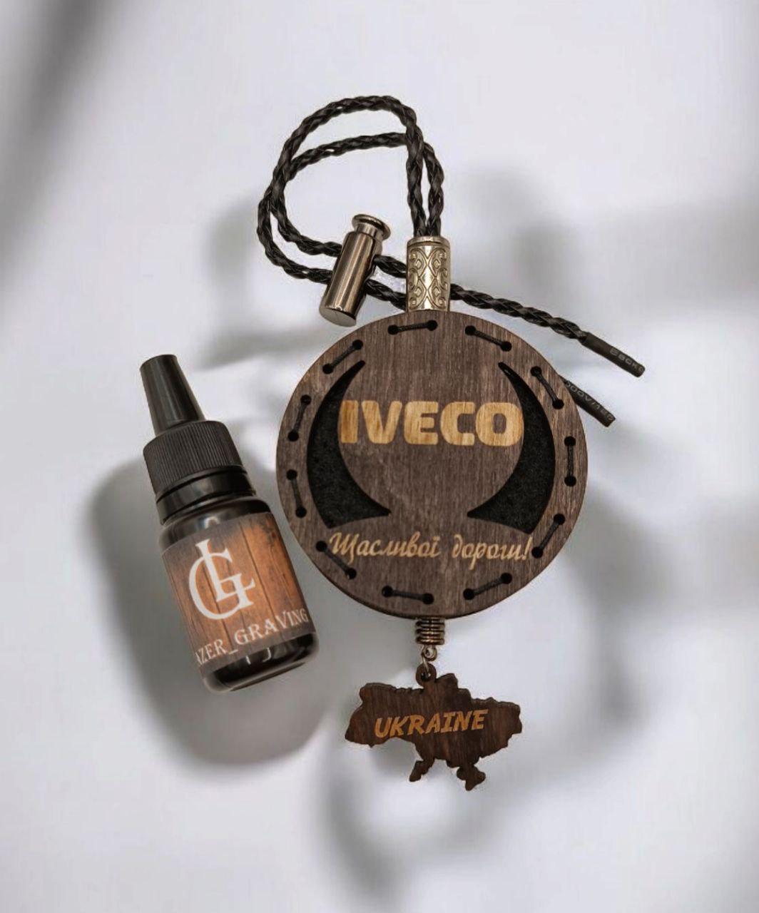 Ароматизатор для авто Iveco багаторазовий з дерева/войлока та аромапарфюм 10 мл в подарунковій коробці (119) - фото 5 Ароматизатор для авто Iveco багаторазовий з дерева/войлока та аромапарфюм 10 мл в подарунковій коробці (119) - фото 5