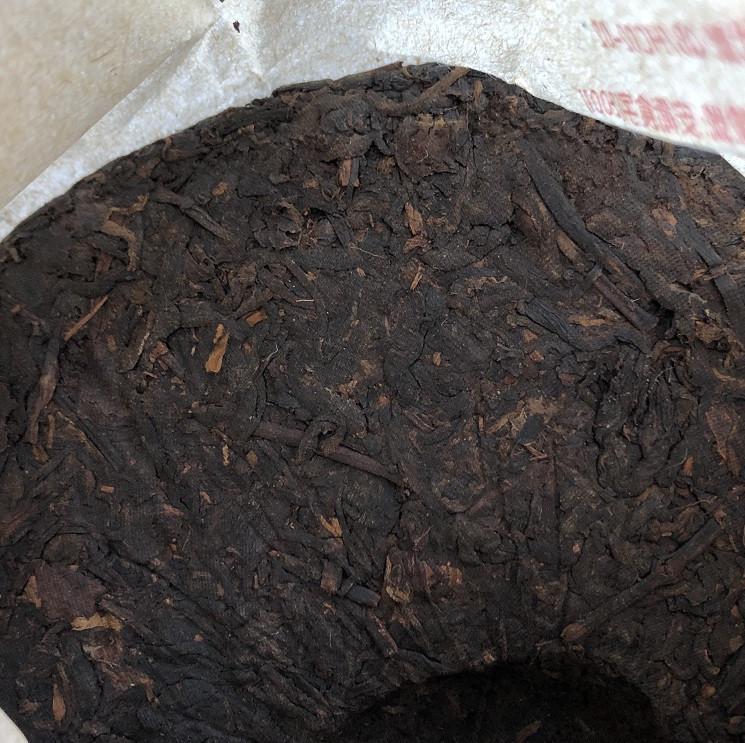 Чай Шу пуер Lao tong Zhi Старий Товариш 2004 357 г - фото 3