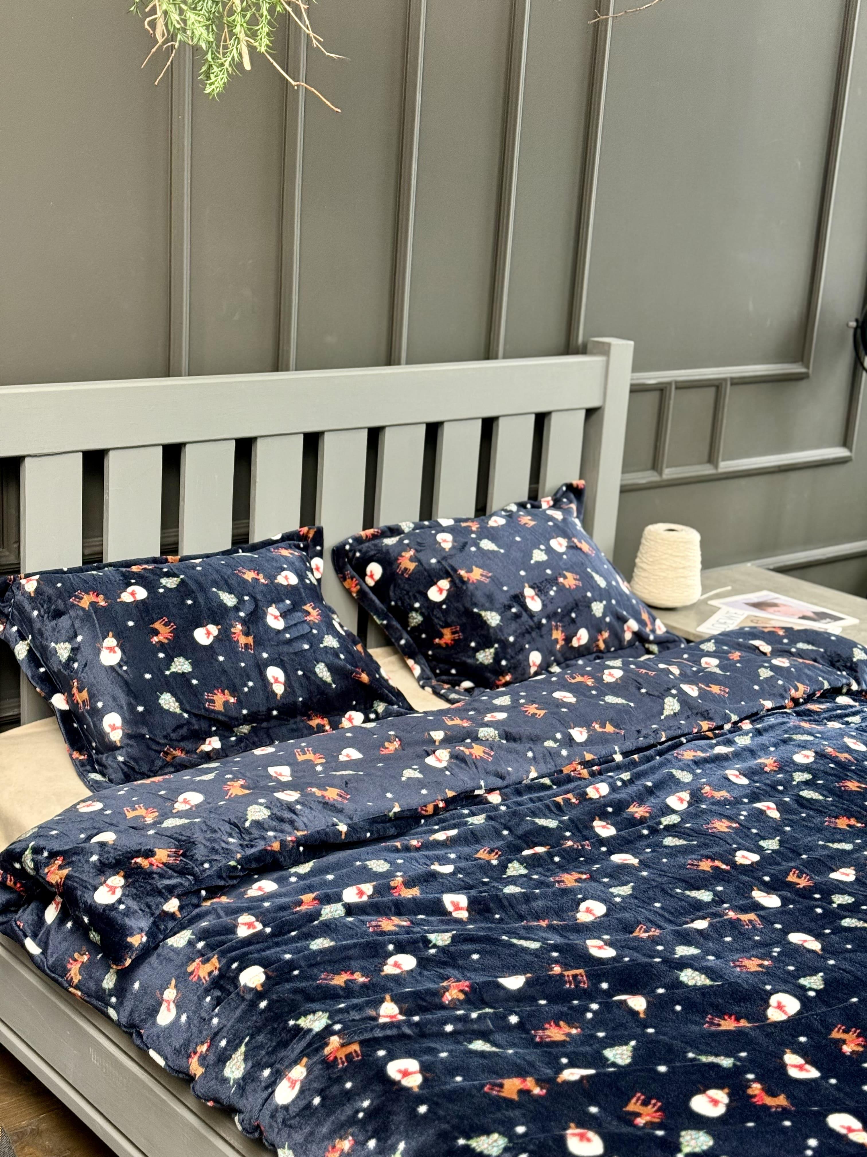 Комплект постельного белья на резинке Полярная ночь плюш полуторный/наволочки 50х70/70x70 см (9043) - фото 4 Комплект постельного белья на резинке Полярная ночь плюш полуторный/наволочки 50х70/70x70 см (9043) - фото 4