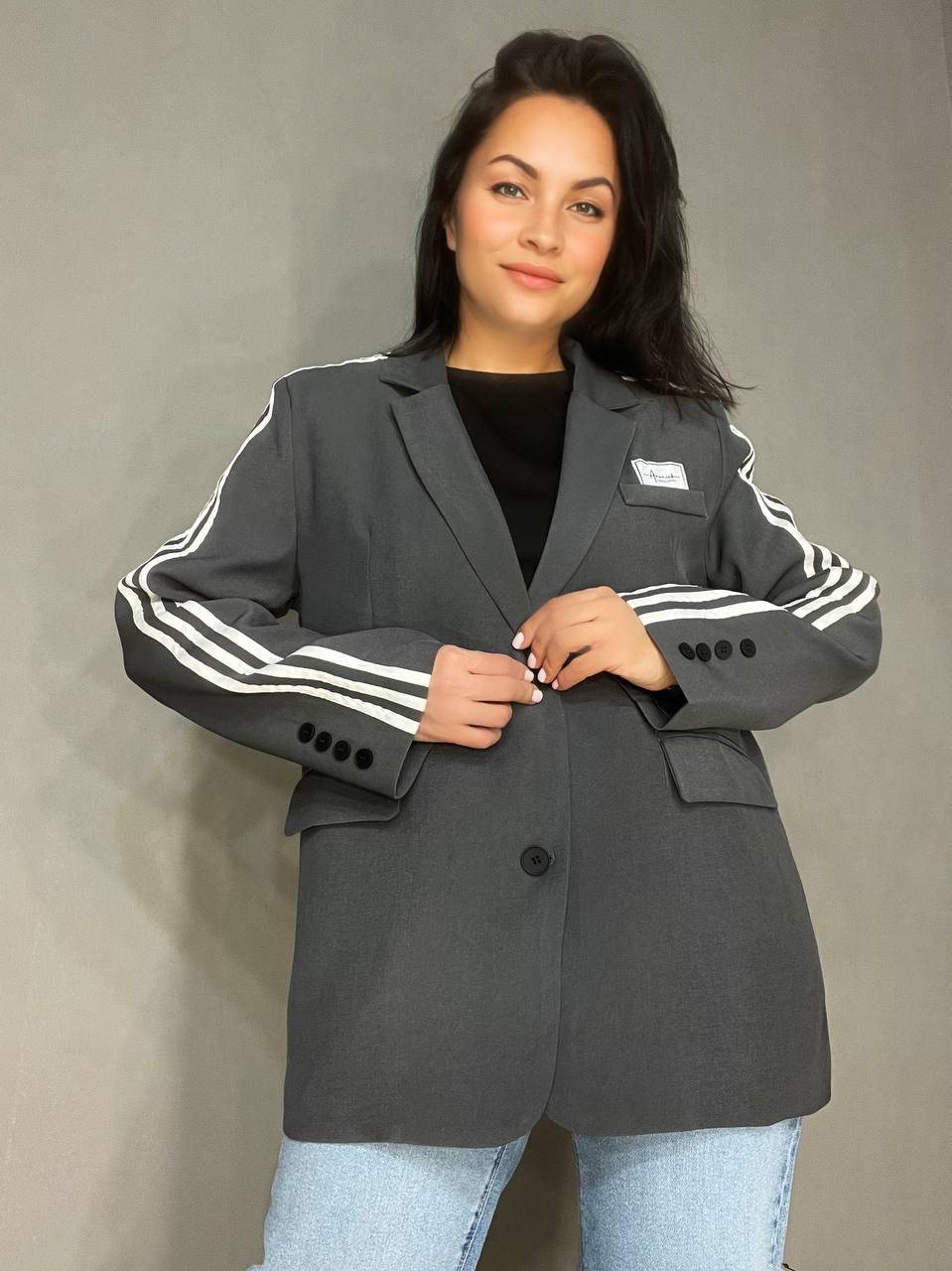 Пиджак женский Qidian 92208 с лампасами на рукавах широкий OS Серый (3792)