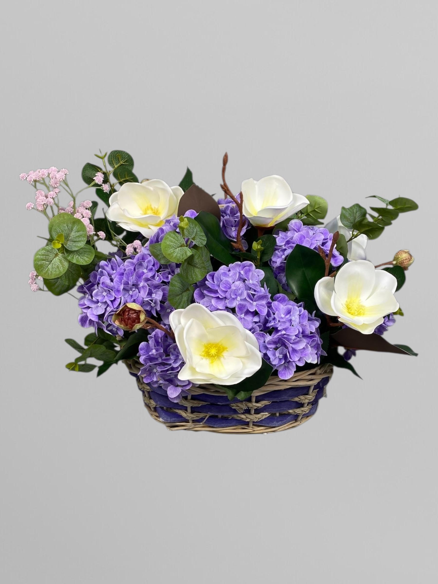 Композиция из гортензий и магнолий в фиолетовой корзине 37 см Бело-фиолетовый (А291)