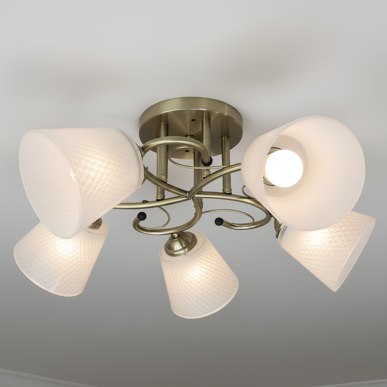 Люстра Valeso на пять плафонов из стекла под лампы Е27 Бронзовый (7051C/5)