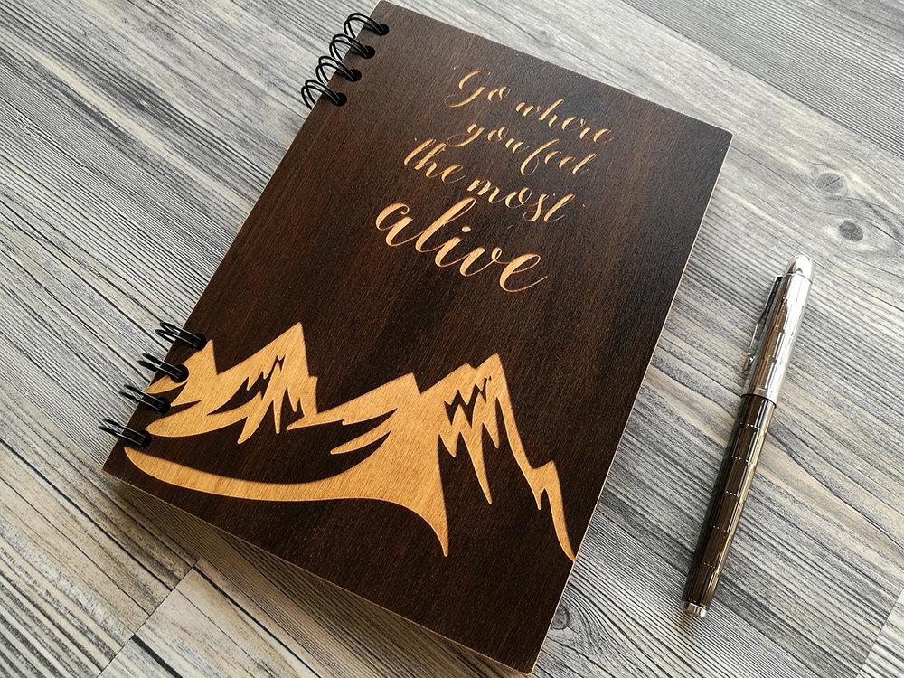 Блокнот в дерев'яній обкладинці WoodPresentStudio Гора 80 аркушів чорні без лінівки Темне дерево Блокнот в дерев'яній обкладинці WoodPresentStudio Гора 80 аркушів чорні без лінівки Темне дерево