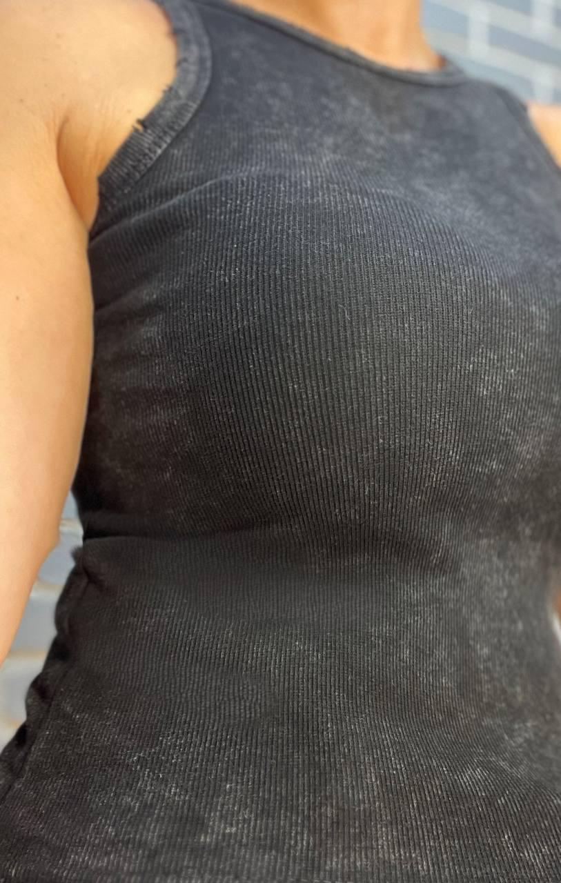 Майка женская YI FANG 501-2733 вареная рубчик порезанные швы OS Черный (2158) - фото 3