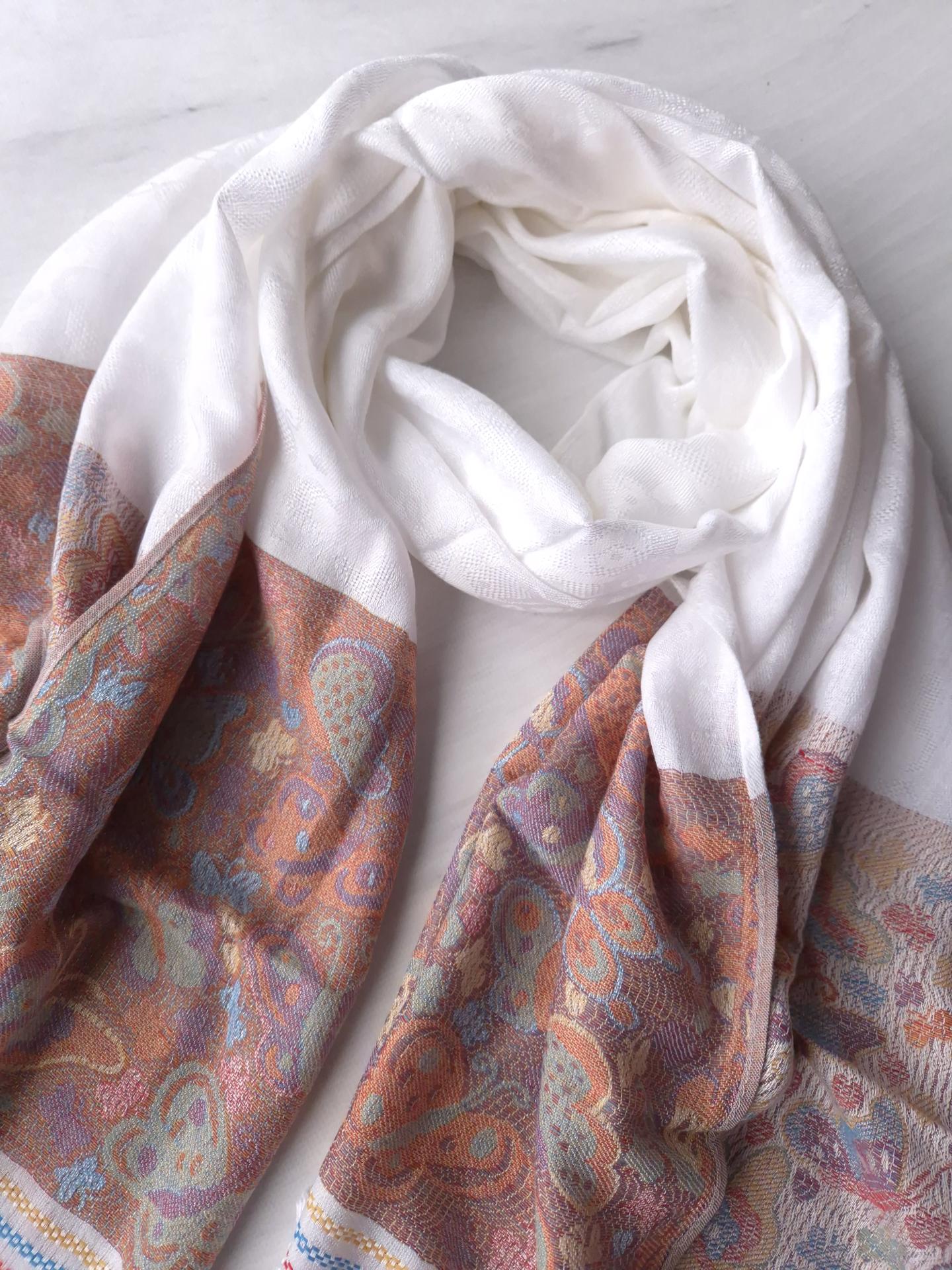 Шарф-палантин жіночий з імітацією вишивки та пензлями весна-осінь 184х70 см Молочний (15089) - фото 2 Шарф-палантин жіночий з імітацією вишивки та пензлями весна-осінь 184х70 см Молочний (15089) - фото 2