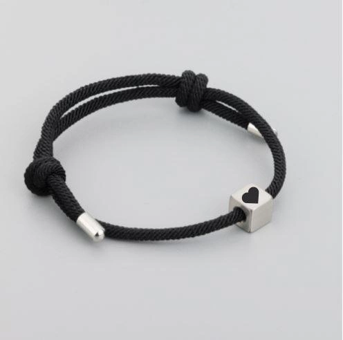Браслет мужской из нити и металлическими деталями и гравировкой Черный (BR15BSE) Браслет мужской из нити и металлическими деталями и гравировкой Черный (BR15BSE)