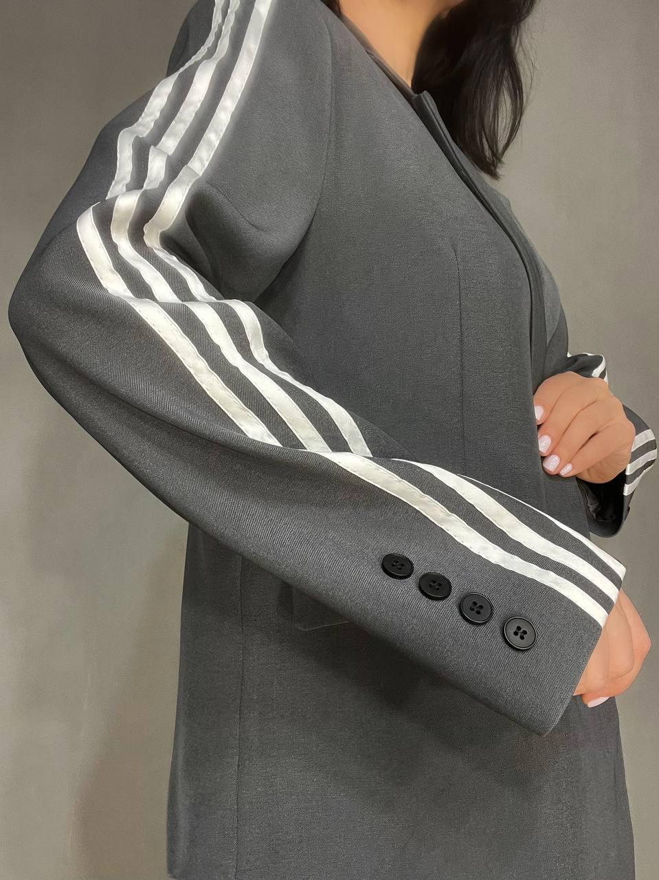 Пиджак женский Qidian 92208 с лампасами на рукавах широкий OS Серый (3792) - фото 5