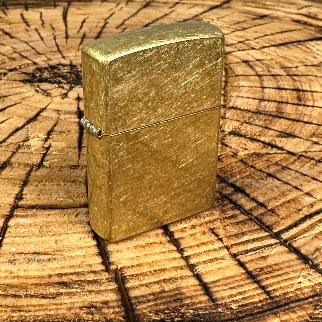 Зажигалка бензиновая ZIPPO Classic Street Brass в подарочной упаковке - фото 4 Зажигалка бензиновая ZIPPO Classic Street Brass в подарочной упаковке - фото 4