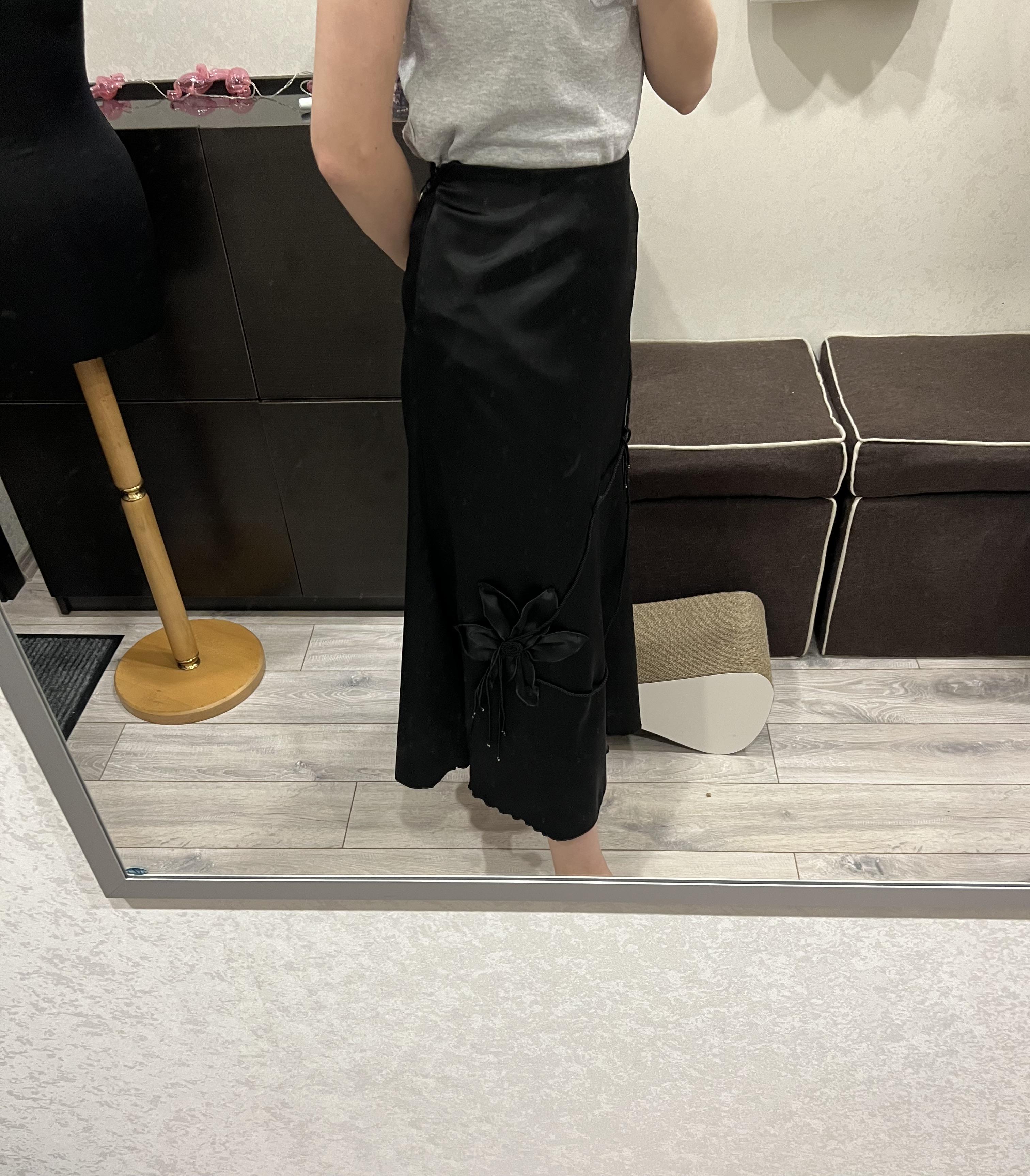 Спідниця максі атласна з текстильною квіткою XXL Чорний (8642952) - фото 4 Спідниця максі атласна з текстильною квіткою XXL Чорний (8642952) - фото 4