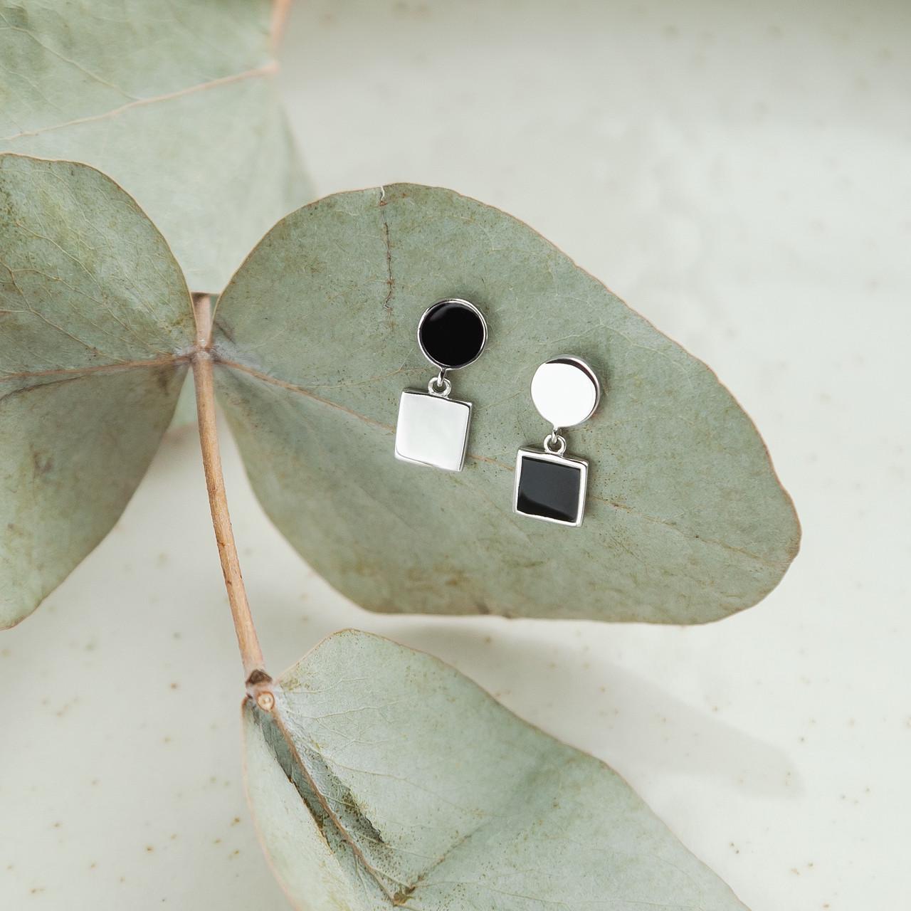 Серьги серебряные пусеты День-Ночь с ассиметричным дизайном и черной эмалью