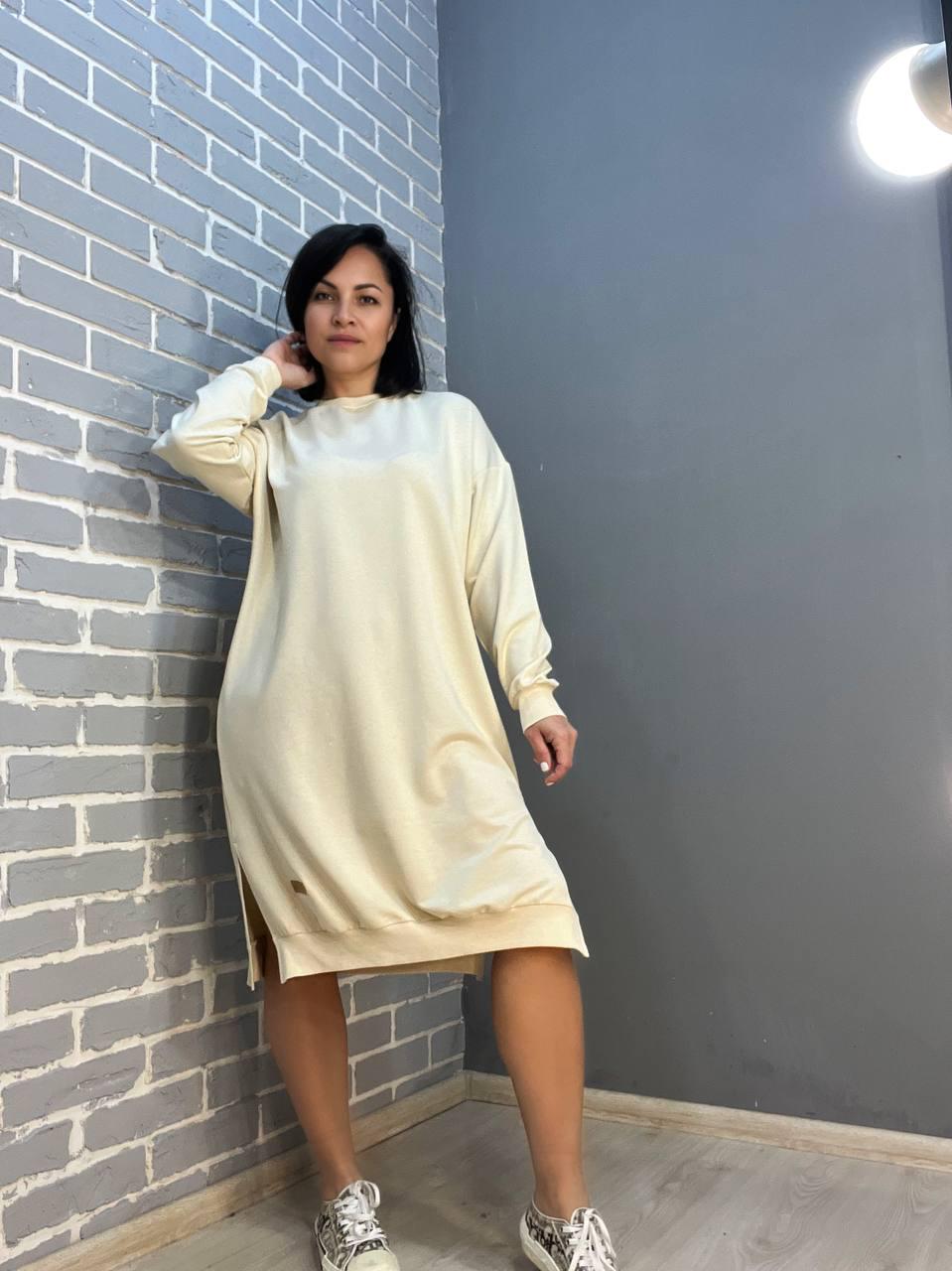 Платье женское MY CITY 8211 спортивное средняя длина разрезы снизу резинка двунитка OS Молочный (1882) - фото 3