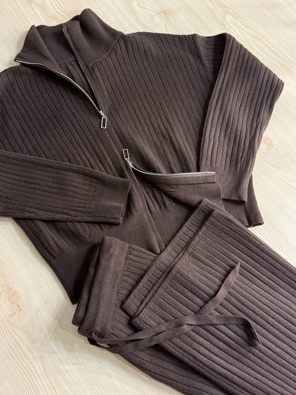 Костюм женский Joy One 376 вязаный в рубчик с кофтой на молнии и брюками палаццо OS Коричневый (5600) - фото 6 Костюм женский Joy One 376 вязаный в рубчик с кофтой на молнии и брюками палаццо OS Коричневый (5600) - фото 6