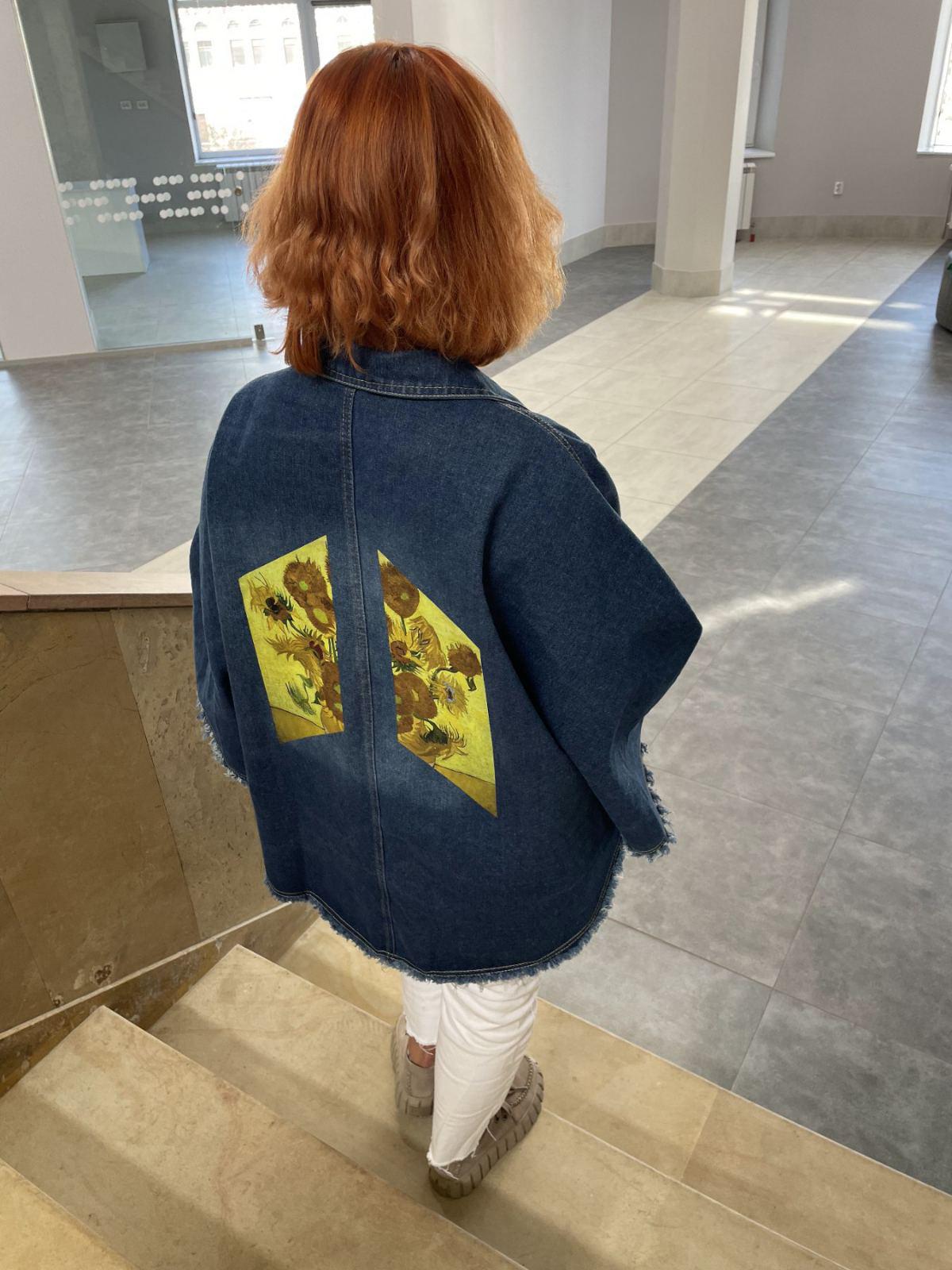 Куртка жіноча джинсова з художнім принтом Соняхи ХХL (00183) - фото 2 Куртка жіноча джинсова з художнім принтом Соняхи ХХL (00183) - фото 2