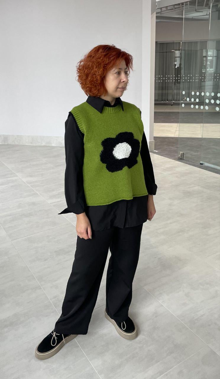 Жилет жіночий в'язаний з квіткою М Зелений (000026)