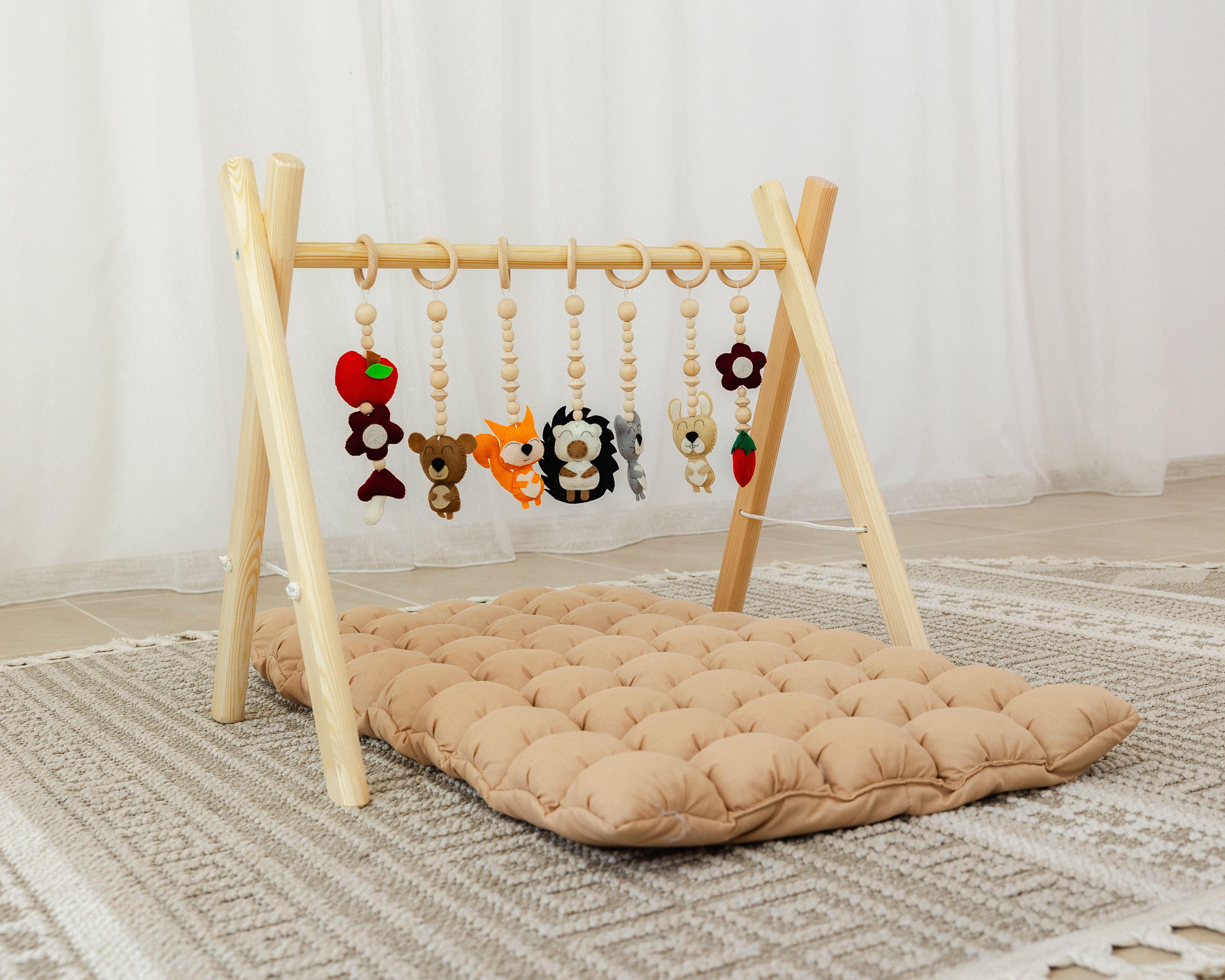 Мобиль деревянный напольный Монтессори Лесные зверьки с матрасом Капучино (0002297)