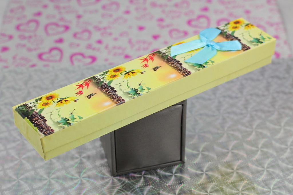 Коробочка подарочная для цепи и браслета с подсолнухами 21х4х2 см Зеленый