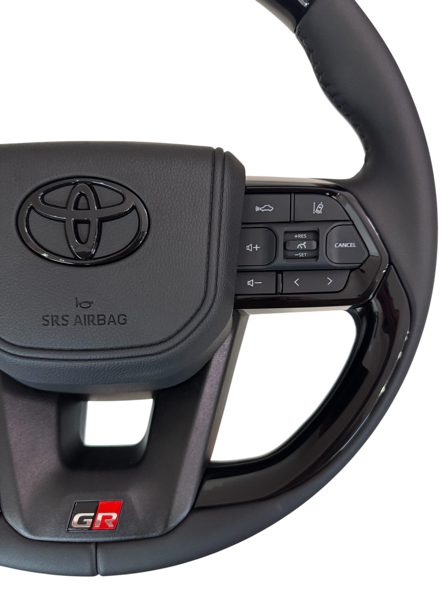 Руль для Toyota Land Cruiser 200/Prado 150 GR в сборе лакальный лакальный в стиле LC300 логотип черный глянец (29621045) - фото 3