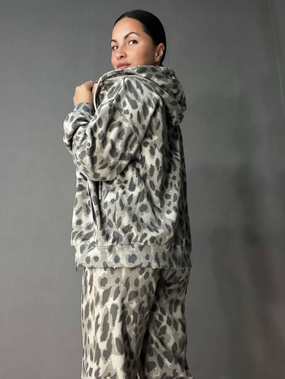 Костюм женский A-N 2749 худи капюшон брюки палаццо леопардовый принт тринитка M Серый (2746) - фото 4 Костюм женский A-N 2749 худи капюшон брюки палаццо леопардовый принт тринитка M Серый (2746) - фото 4