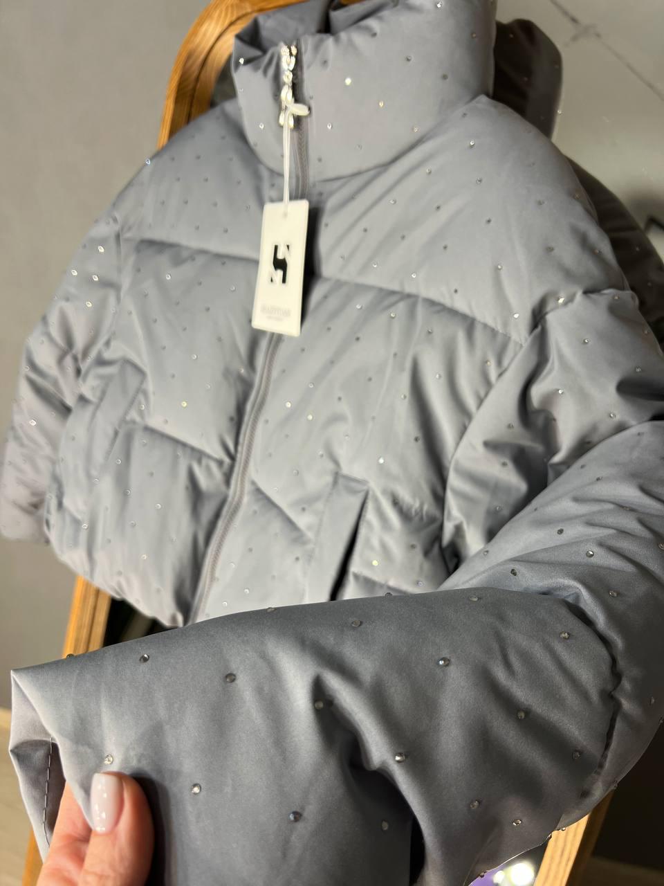 Куртка жіноча Haiziyuan 7165 укорочена пуффер з розсипом камінців демісезонна без капюшона оверсайз L Сірий (3310) - фото 3