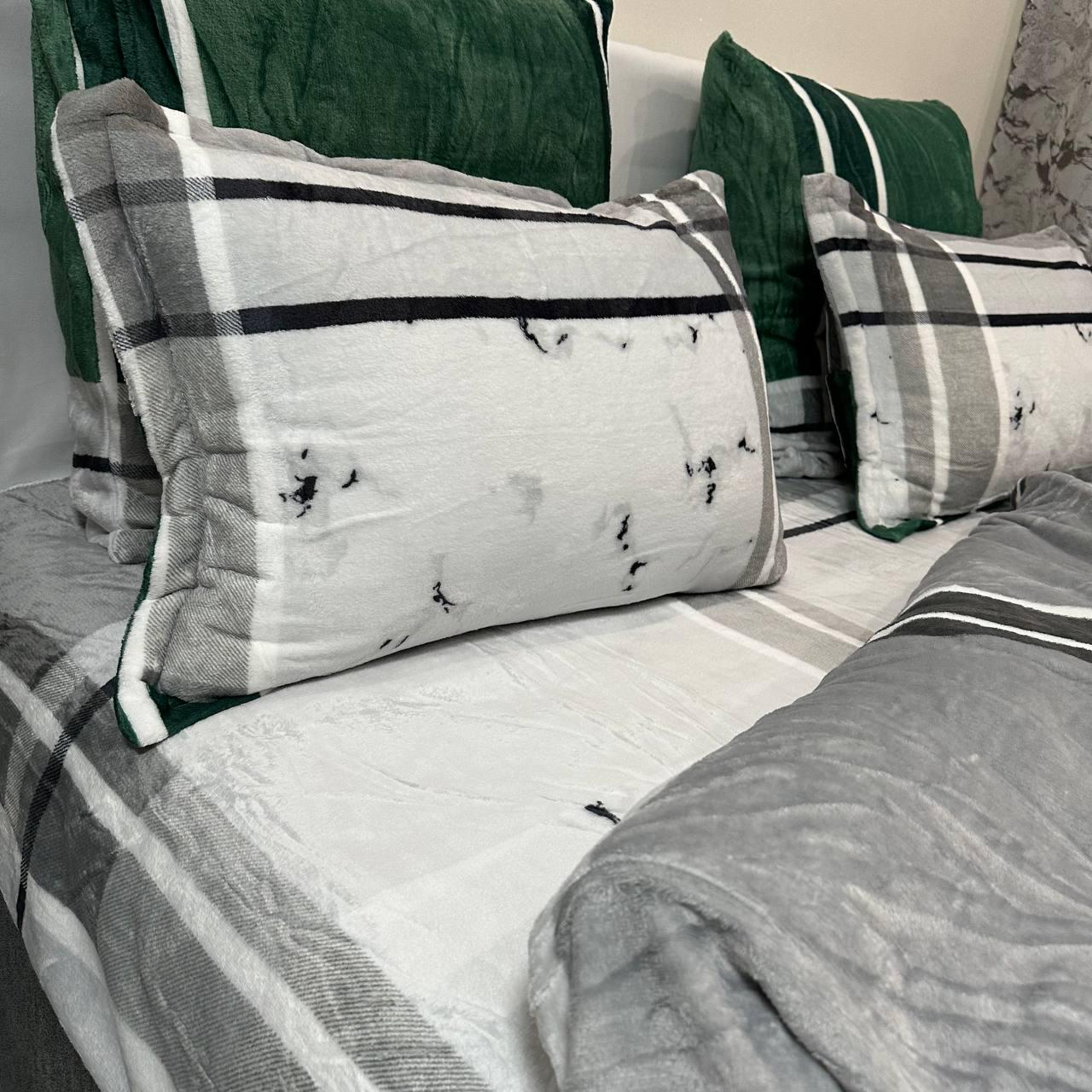 Комплект постельного белья велюровый с рисунком с 4 наволочками евро 200x230 см Серо-зеленый (29225207) - фото 6