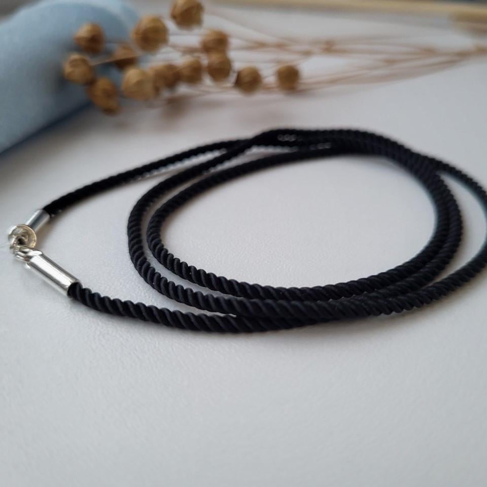 Шнурок на шею шелковый крученый 65 см 2 мм 925 пробы 0,80 г (1464) Шнурок на шею шелковый крученый 65 см 2 мм 925 пробы 0,80 г (1464)