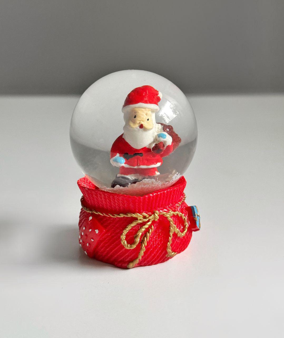 Сніжна міні-куля Санта з мішком 7 см