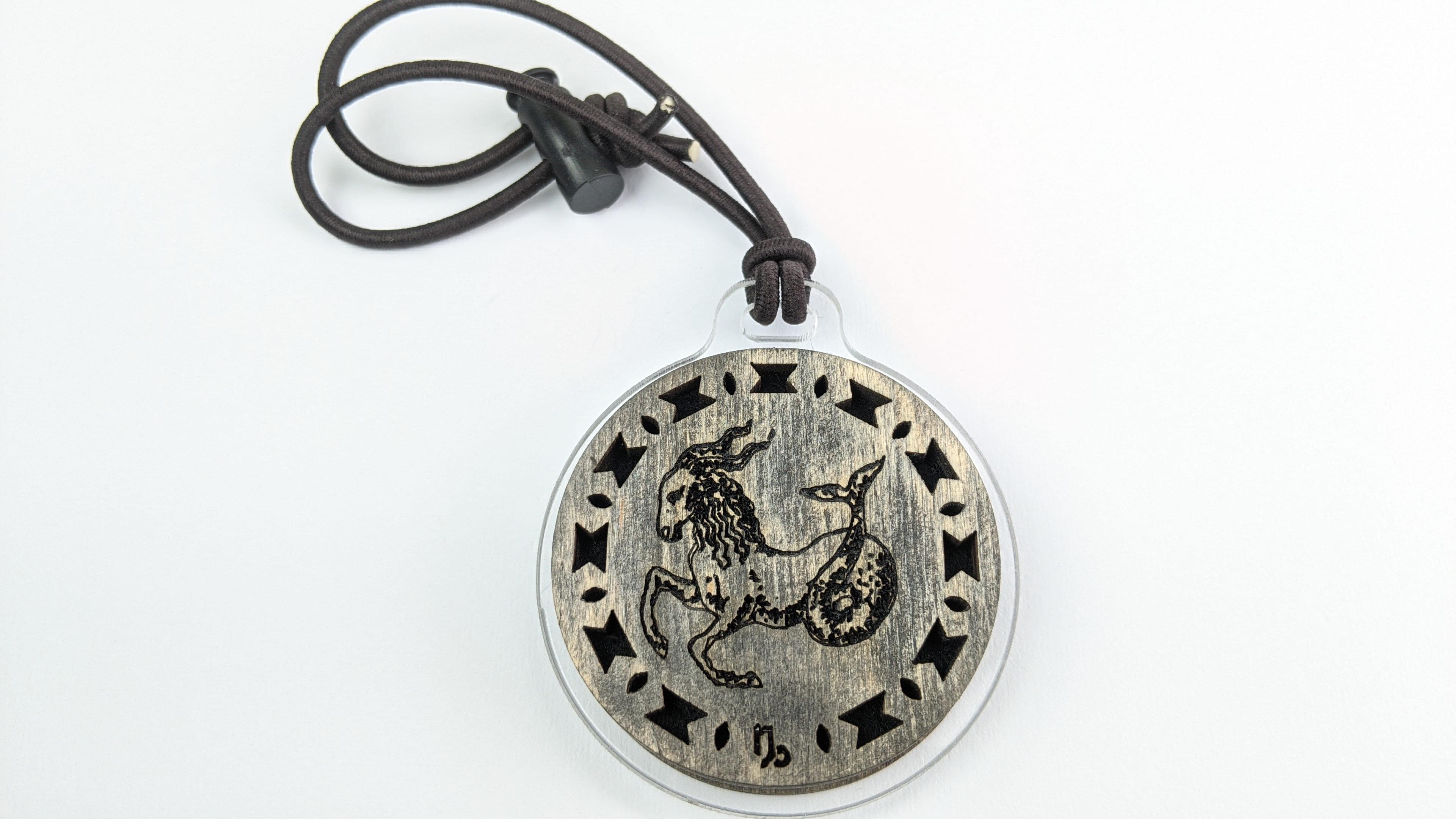 Ароматизатор в авто из натурального дерева Козерог/Black Ice (7442746)