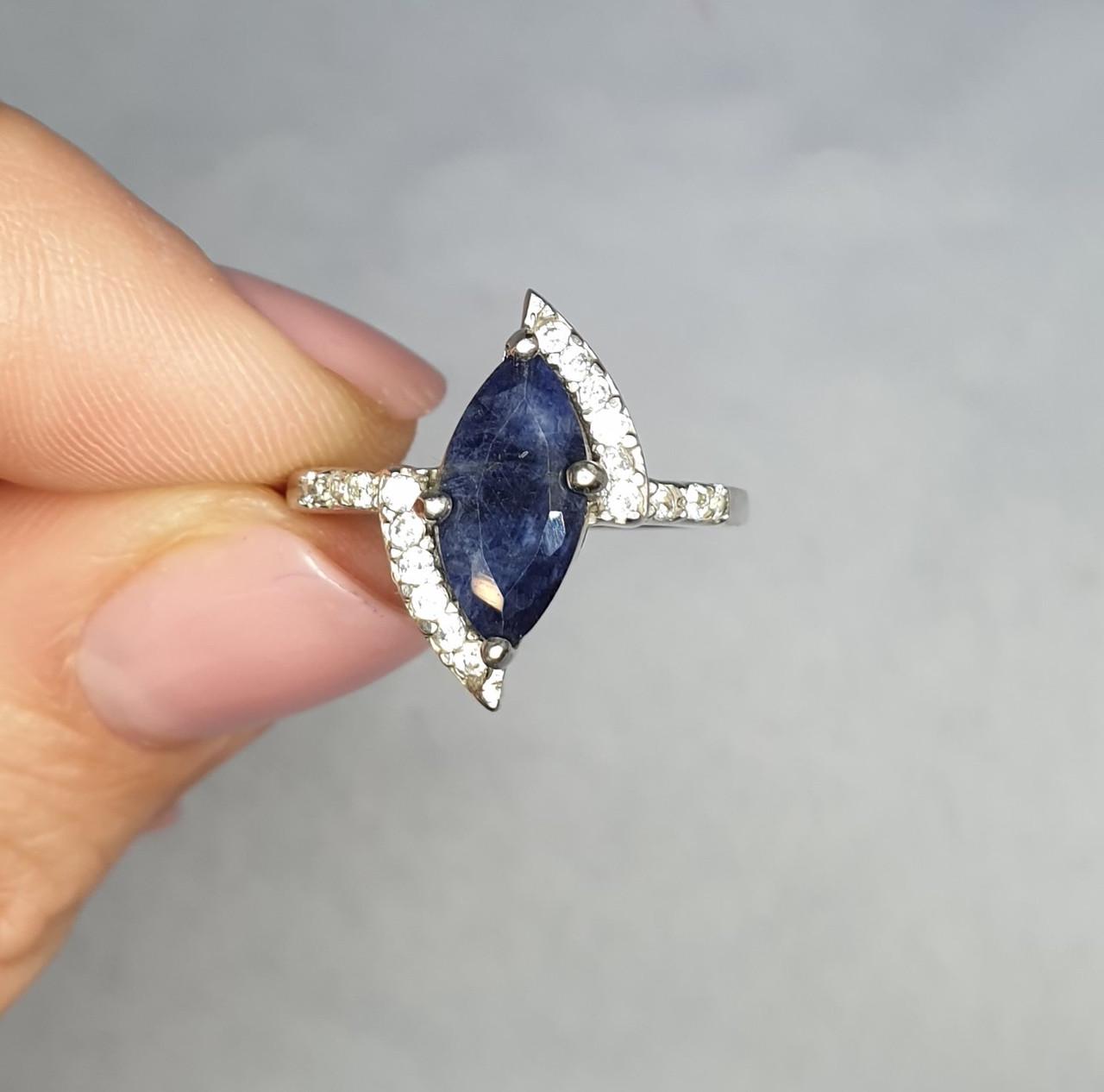 Кольцо серебряное с сапфиром р. 18 3,85 г (1404626217)