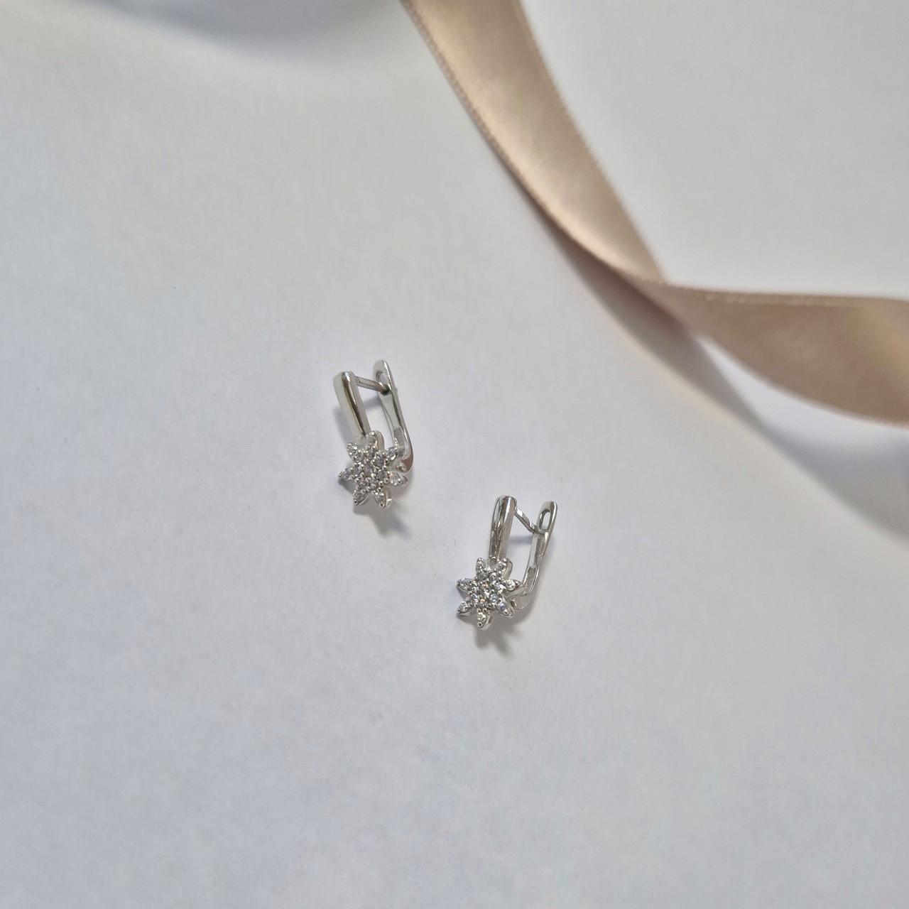 Серьги детские Цветок с белыми камнями серебро 925 пробы родированное 1,14 г (1615с)