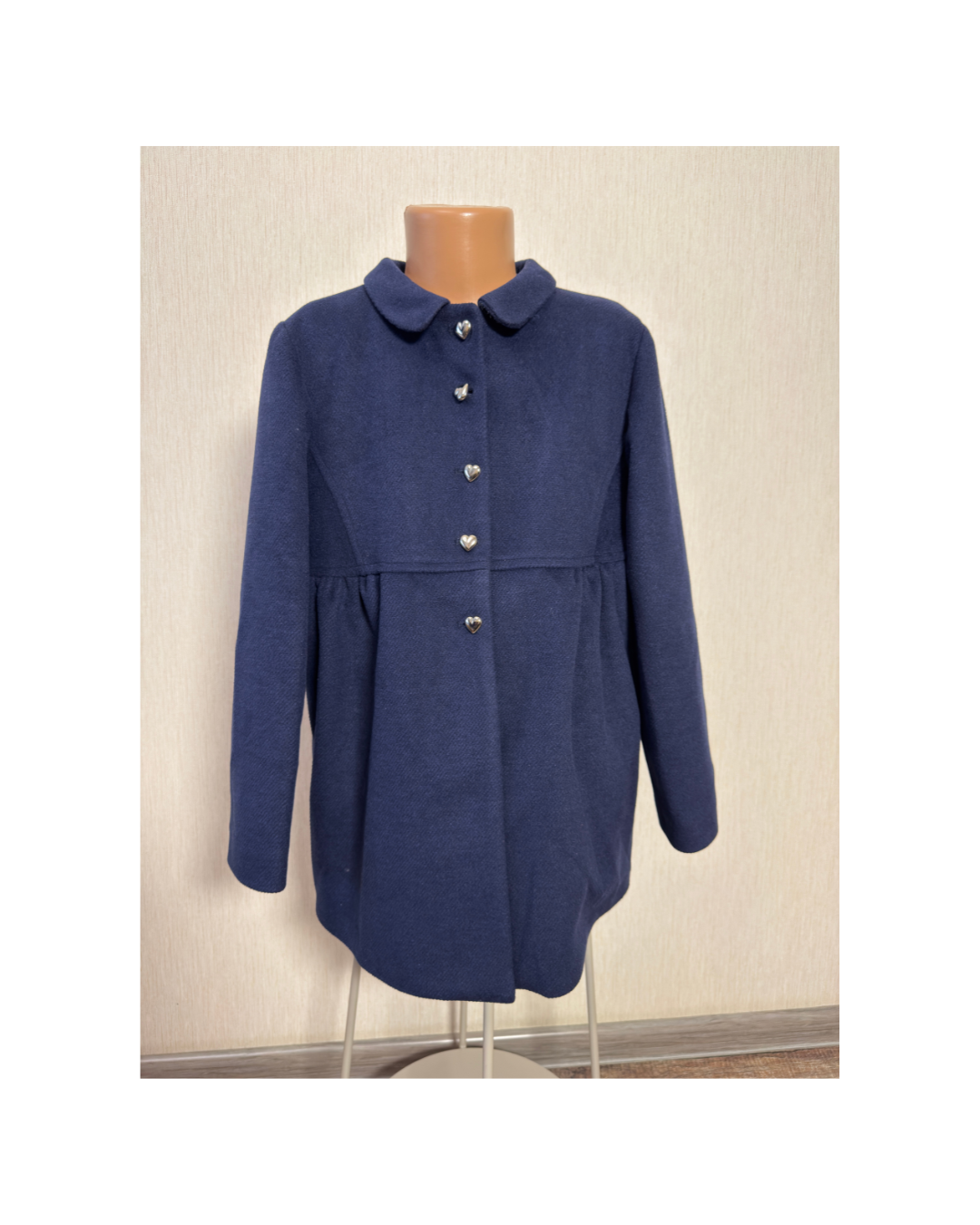 Пальто для дівчинки Laura Biagiotti з бантом на спині та фурнітурою у вигляді сердечок 8 років/128 см Темно-синій (04010007L-BI) - фото 2 Пальто для дівчинки Laura Biagiotti з бантом на спині та фурнітурою у вигляді сердечок 8 років/128 см Темно-синій (04010007L-BI) - фото 2