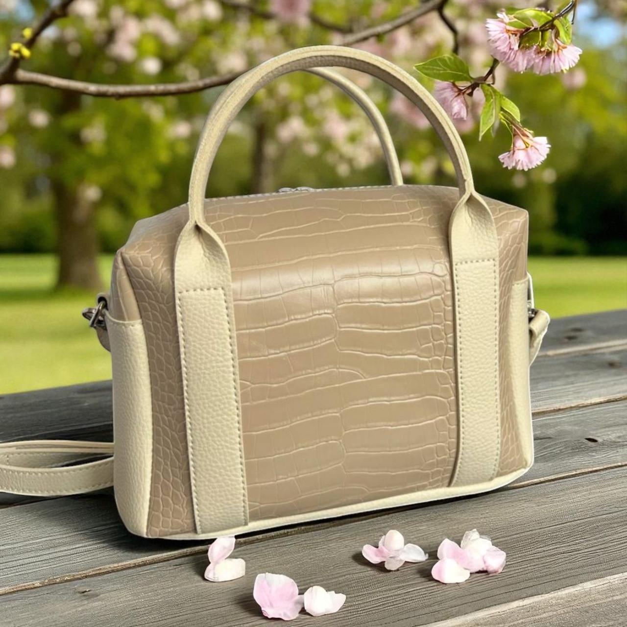 Сумка женская кросс боди через плечо вместительная красивая с принтом экокожа 28х20х12 см Темно-бежевый - фото 2 Сумка женская кросс боди через плечо вместительная красивая с принтом экокожа 28х20х12 см Темно-бежевый - фото 2