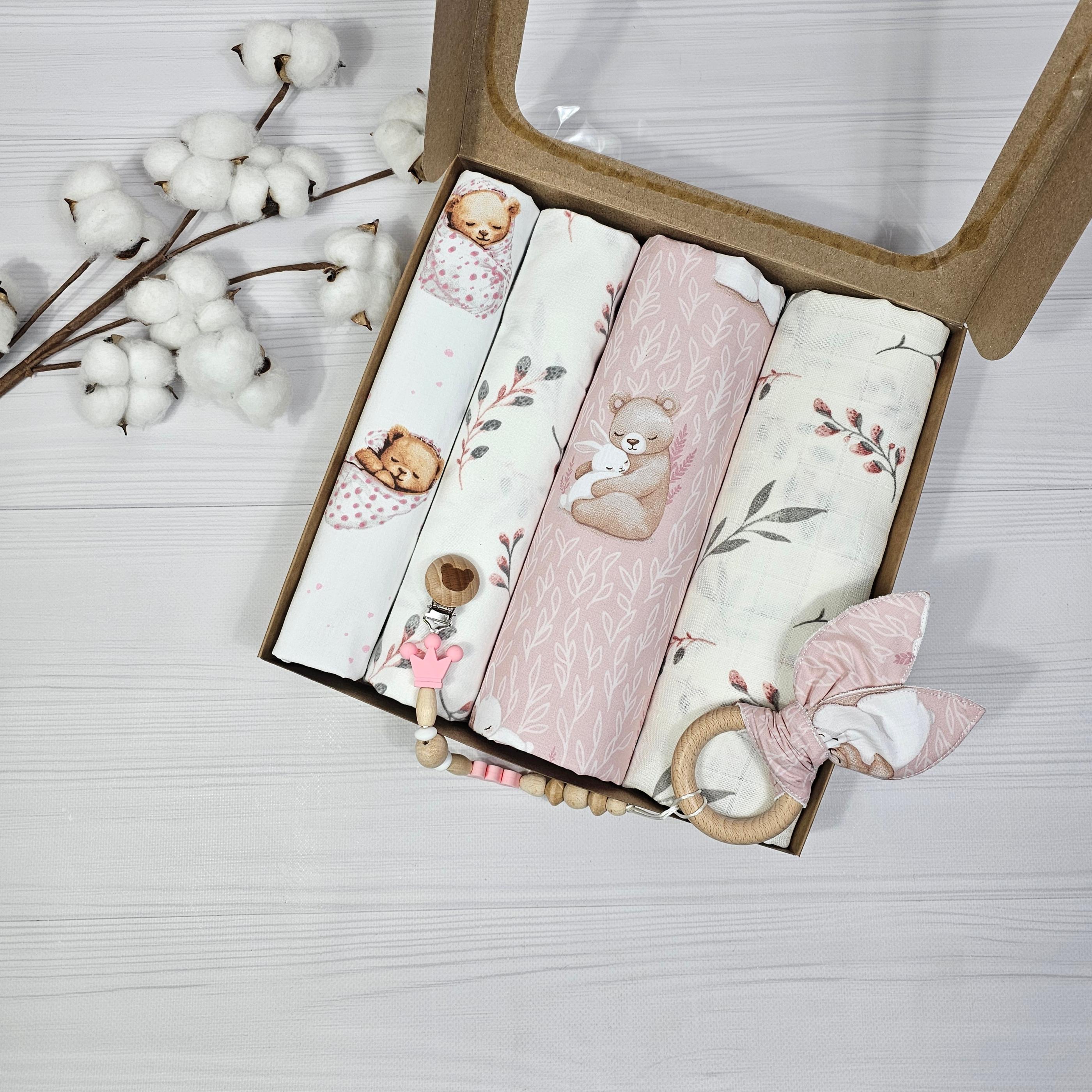 Подарочный набор для новорожденных a.l.babybox Сладкие объятия 4 пеленки и грызунок с держателем (34112245)