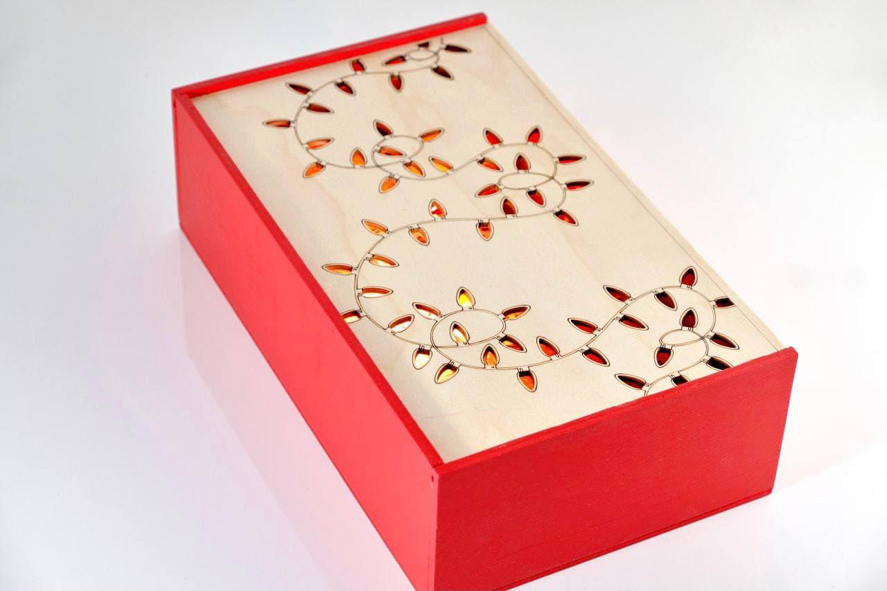 Подарункова коробка Зробив Тато Святкові вогники фарбована (BOX2003) - фото 2 Подарункова коробка Зробив Тато Святкові вогники фарбована (BOX2003) - фото 2