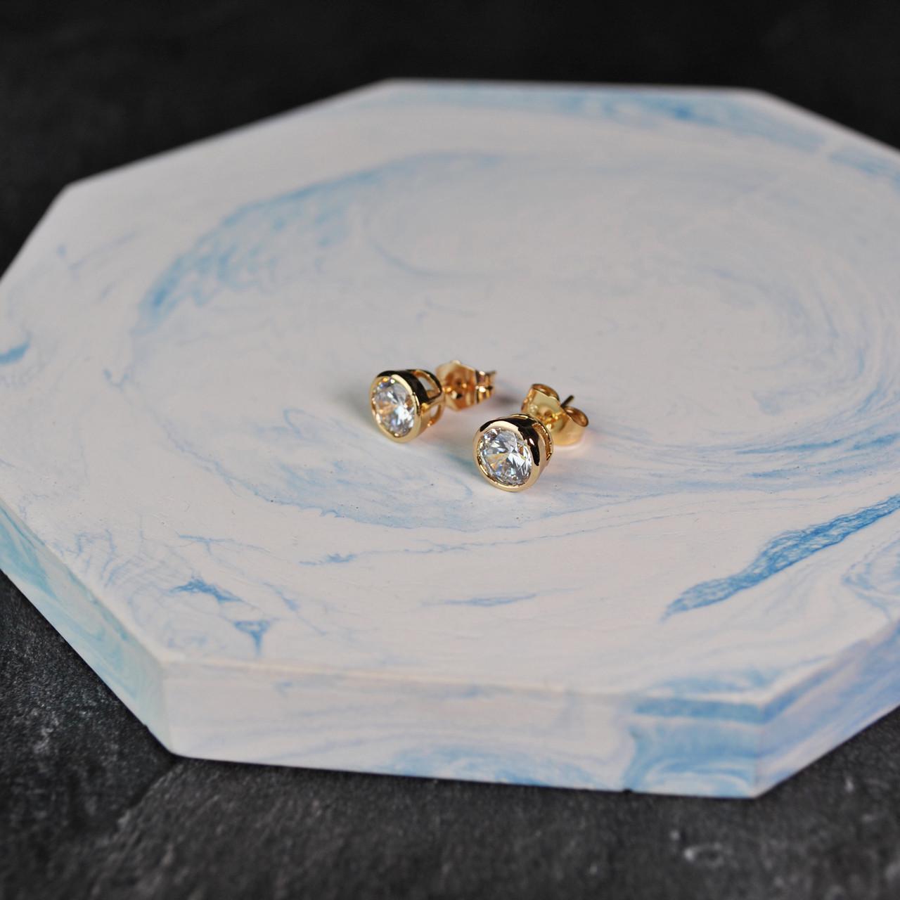 Сережки цвяшки фіаніт в оправі медична сталь позолота 8 мм (x004-2) Сережки цвяшки фіаніт в оправі медична сталь позолота 8 мм (x004-2)